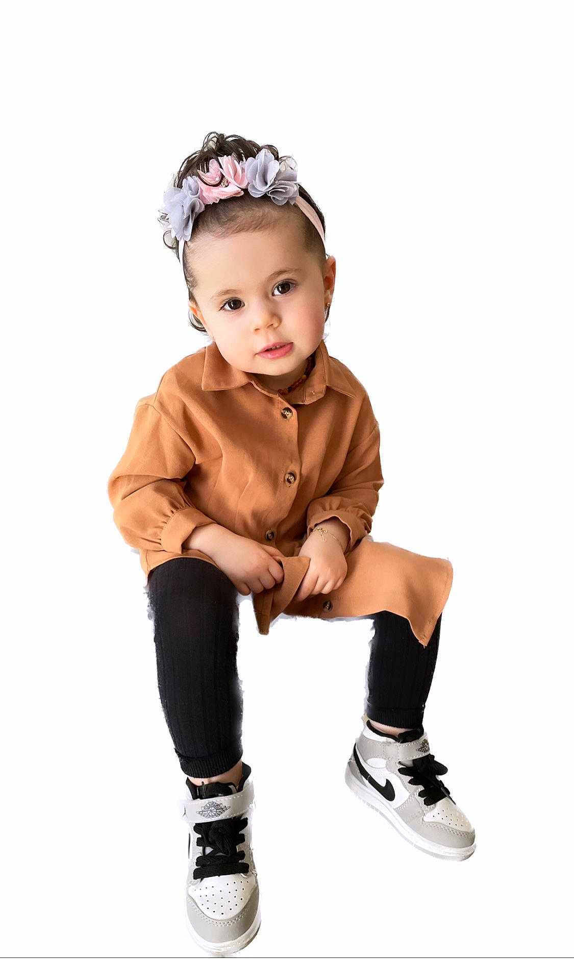 Anissa a rejoint le concours — aidez-le/la à gagner de superbes lots ! baby, baby_toddler_clothing, cap, child, child_model, costume_accessory, costume_hat, fashion_accessory, fashion_design, flash_photography, hair_accessory, headband, headpiece, jewellery, pattern, person, portrait_photography, sitting, sleeve, sock