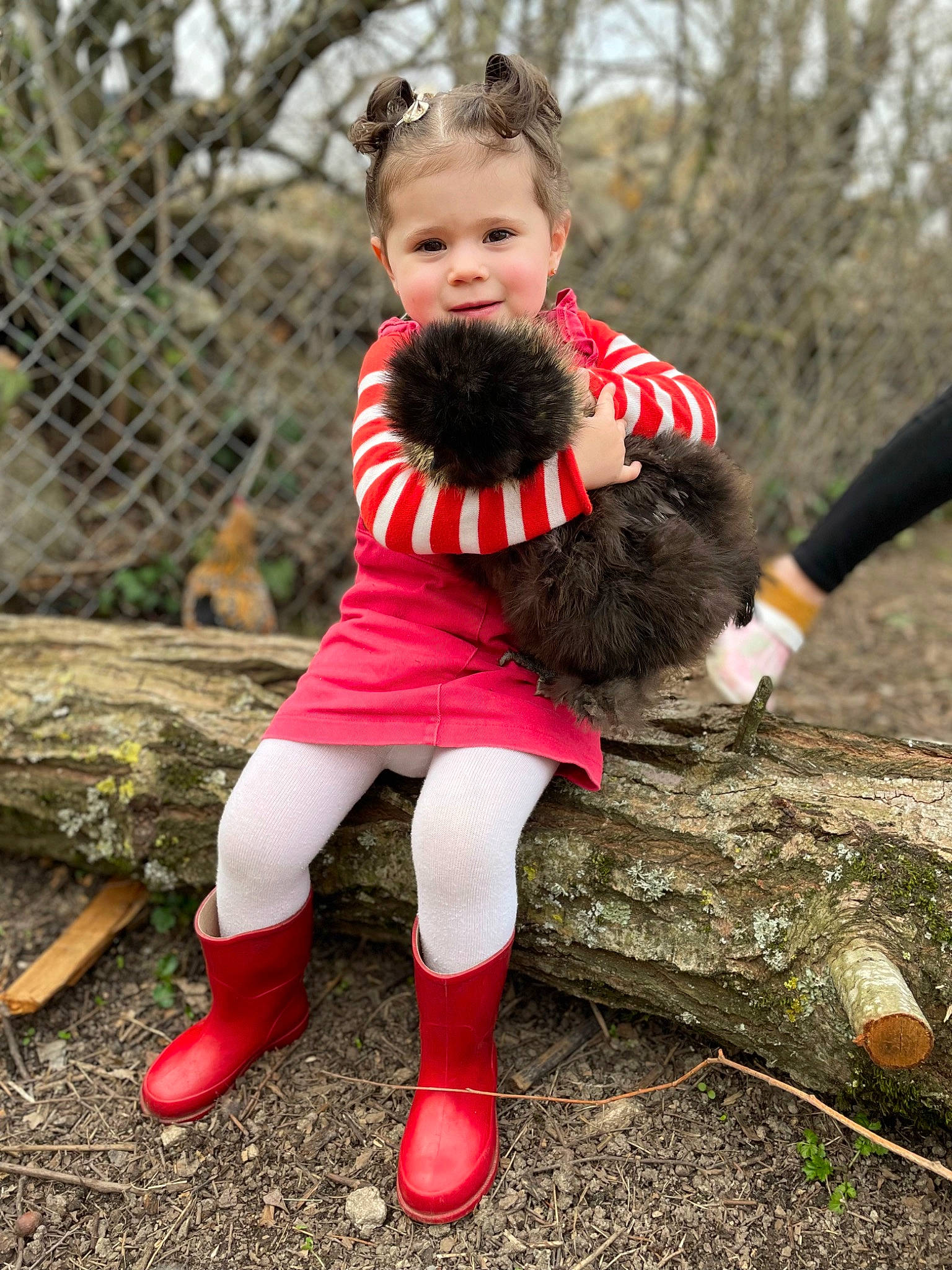 Anissa participe au concours pour gagner de l'argent avec cette photo : blond, boot, brown_hair, dress, face, fawn, footwear, fur, grass, happy, human_leg, knee, person, plant, sleeve, sock, thigh, toddler, tree, winter