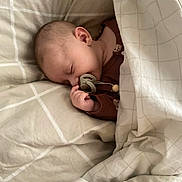 Eden a rejoint le concours — aidez-le/la à gagner de superbes lots ! baby, sleeping, pacifier, bed, blanket, pillow, infant, cozy, child, sleepwear, cute, rest, peaceful, indoors, soft, comfort, portrait, young, nursery, relaxation