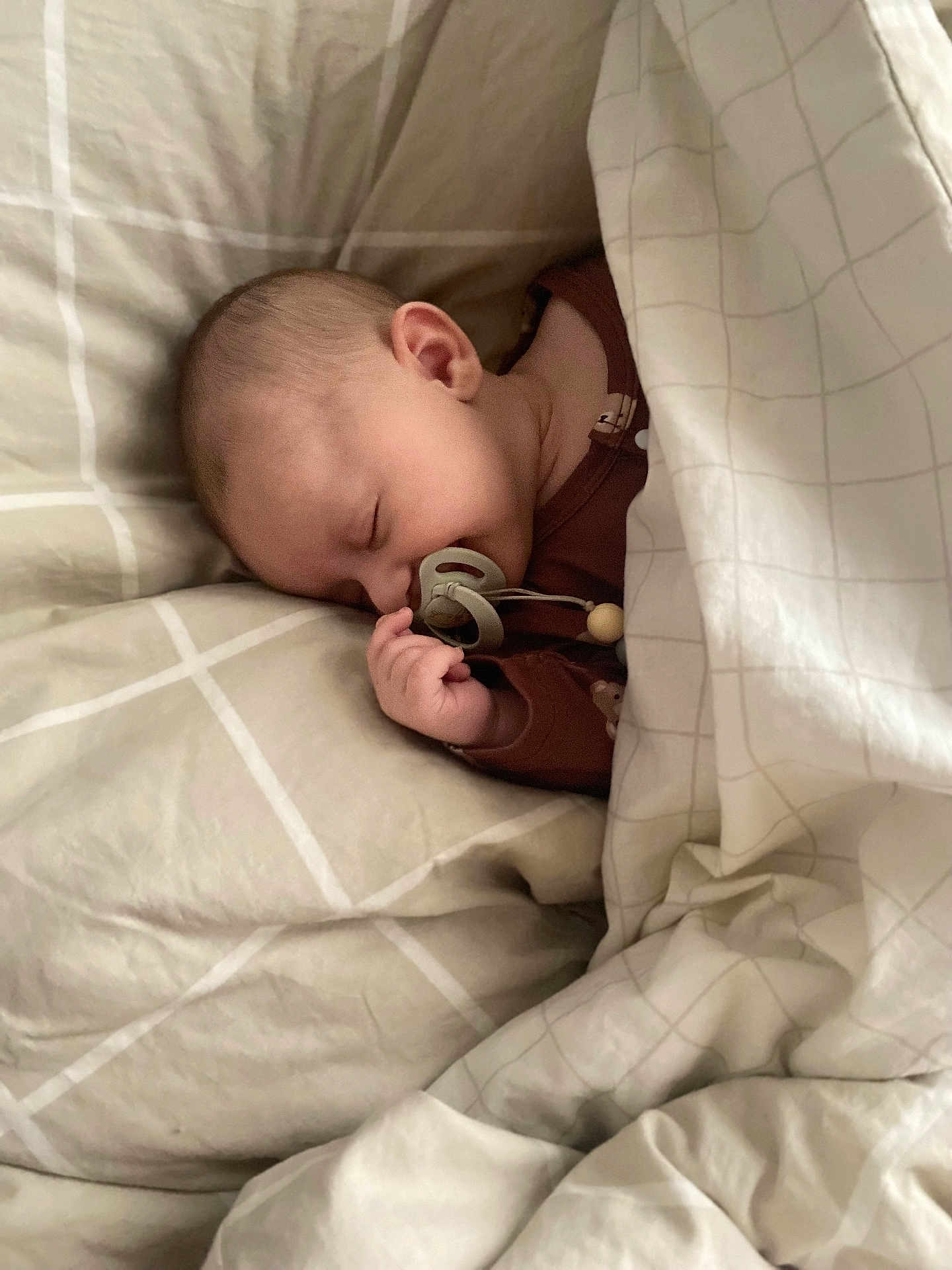 Eden a rejoint le concours — aidez-le/la à gagner de superbes lots ! baby, sleeping, pacifier, bed, blanket, pillow, infant, cozy, child, sleepwear, cute, rest, peaceful, indoors, soft, comfort, portrait, young, nursery, relaxation