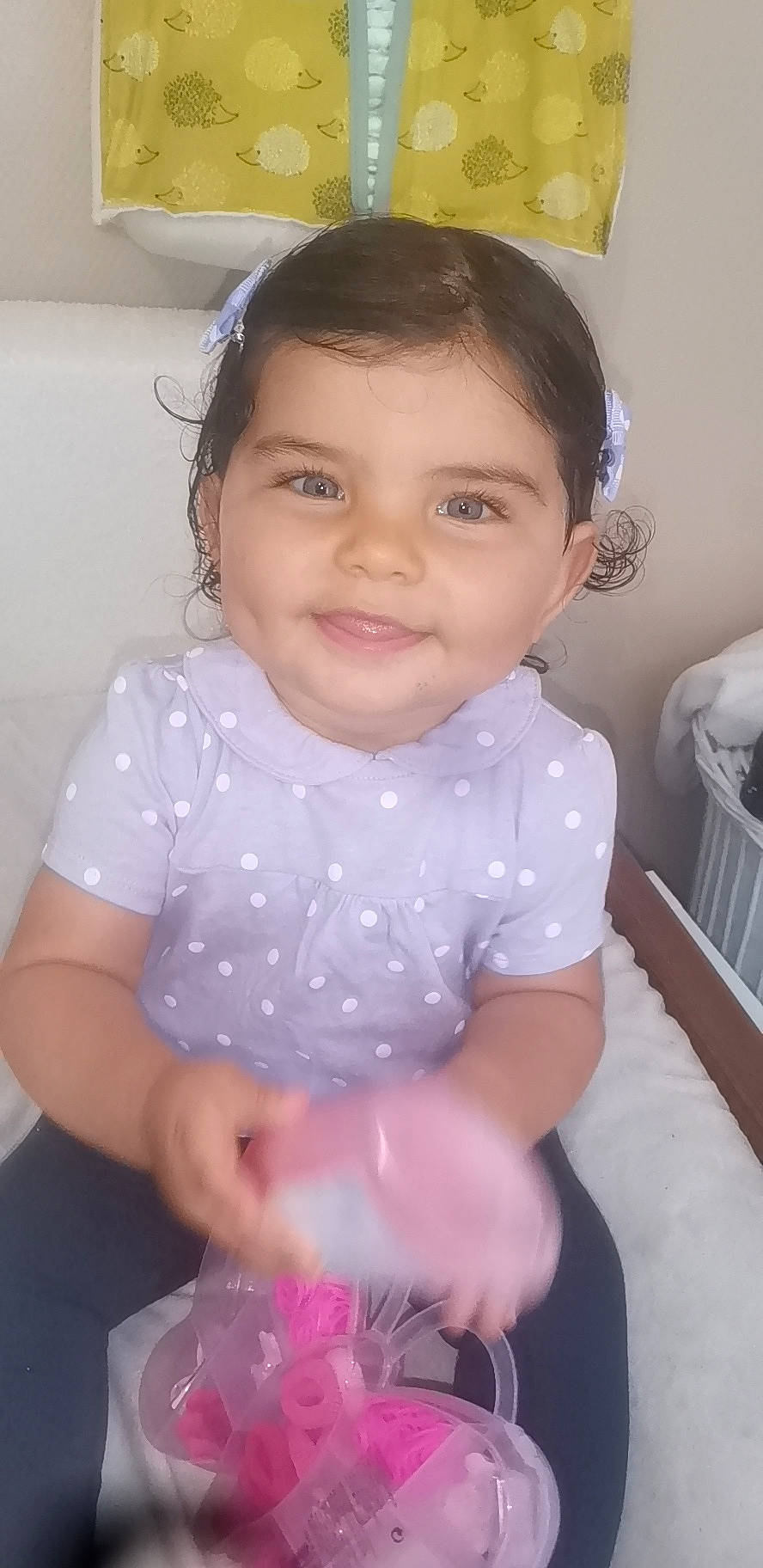 Rose participe au concours pour gagner de l'argent avec cette photo : arm, baby_toddler_clothing, cheek, chin, dress, eye, eyebrow, eyelash, facial_expression, gesture, hairstyle, happy, human_body, iris, joy, lip, mouth, nose, person, skin