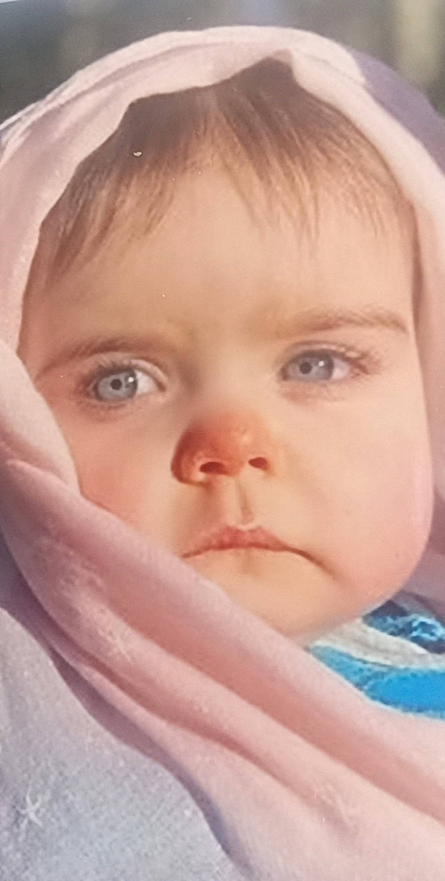 Yumi participe au concours pour gagner de l'argent avec cette photo : baby, baby_toddler_clothing, cheek, child, chin, close_up, ear, eyebrow, eyelash, facial_expression, finger, forehead, happy, iris, jaw, lip, mouth, nose, person, skin