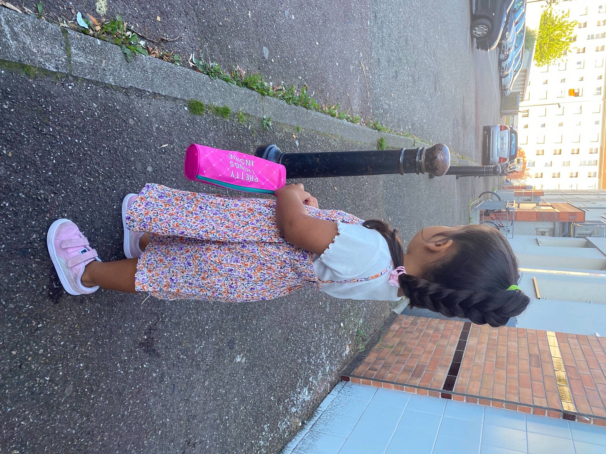 Baya a rejoint le concours — aidez-le/la à gagner de superbes lots ! asphalt, child, composite_material, concrete, flooring, fun, human_leg, leg, leisure, magenta, pedestrian, person, plant, road_surface, sandal, sidewalk, street_fashion, thigh, tints_and_shades, toddler