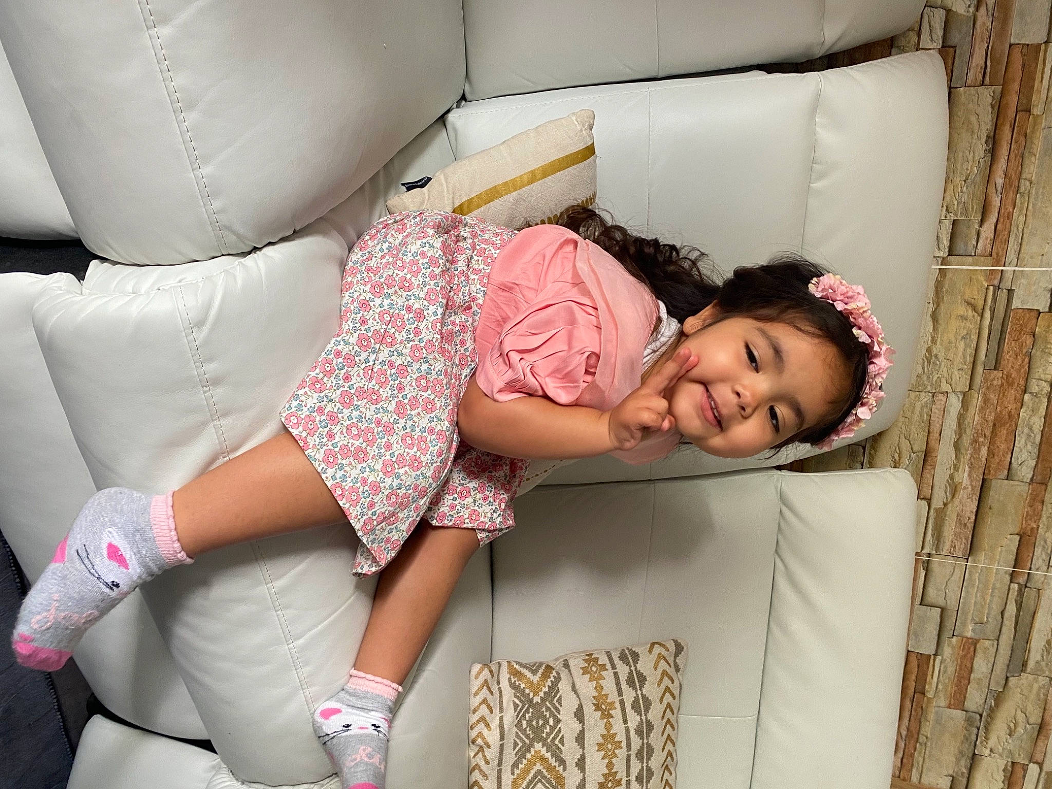 Baya a rejoint le concours — aidez-le/la à gagner de superbes lots ! arm, baby_toddler_clothing, clothing, comfort, finger, happy, human_leg, knee, leg, magenta, pattern, person, pink, product, skin, sleeve, smile, sock, thigh, toddler