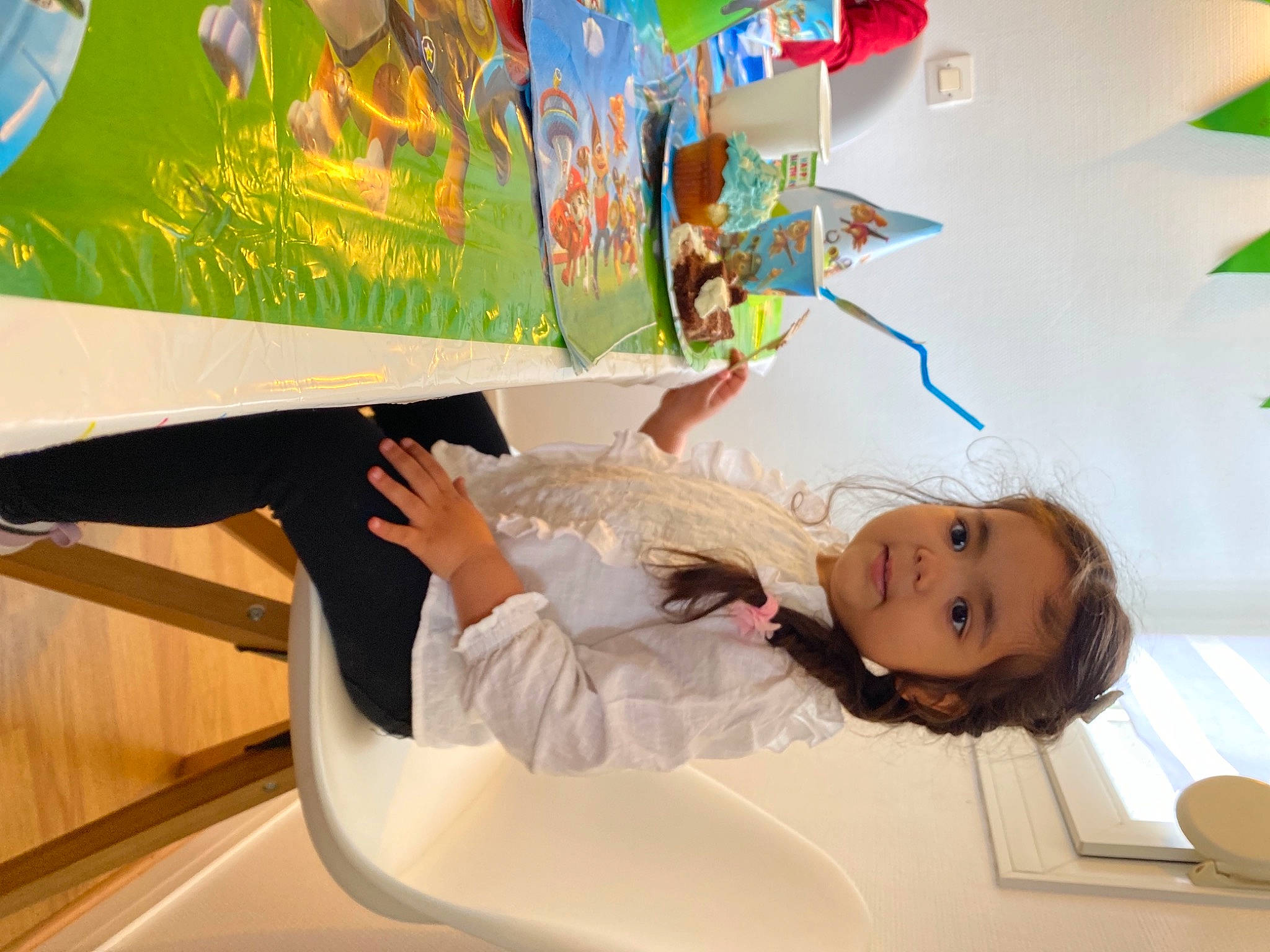 Baya a rejoint le concours — aidez-le/la à gagner de superbes lots ! art, artist, automotive_design, automotive_exterior, bumper, child, event, eyewear, fashion_design, fun, illustration, leisure, luxury_vehicle, motor_vehicle, painting, person, personal_luxury_car, recreation, room, vehicle_door