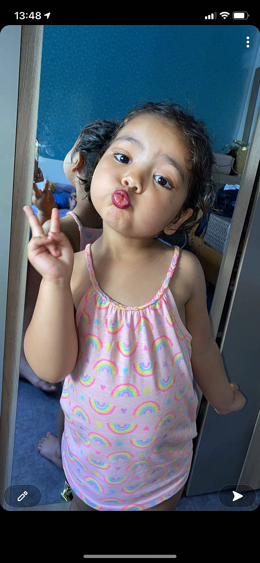 Baya a rejoint le concours — aidez-le/la à gagner de superbes lots ! baby_toddler_clothing, blue, cheek, chin, eyelash, face, finger, flash_photography, gesture, hair, hand, happy, head, lip, neck, nose, person, pink, shoulder, skin