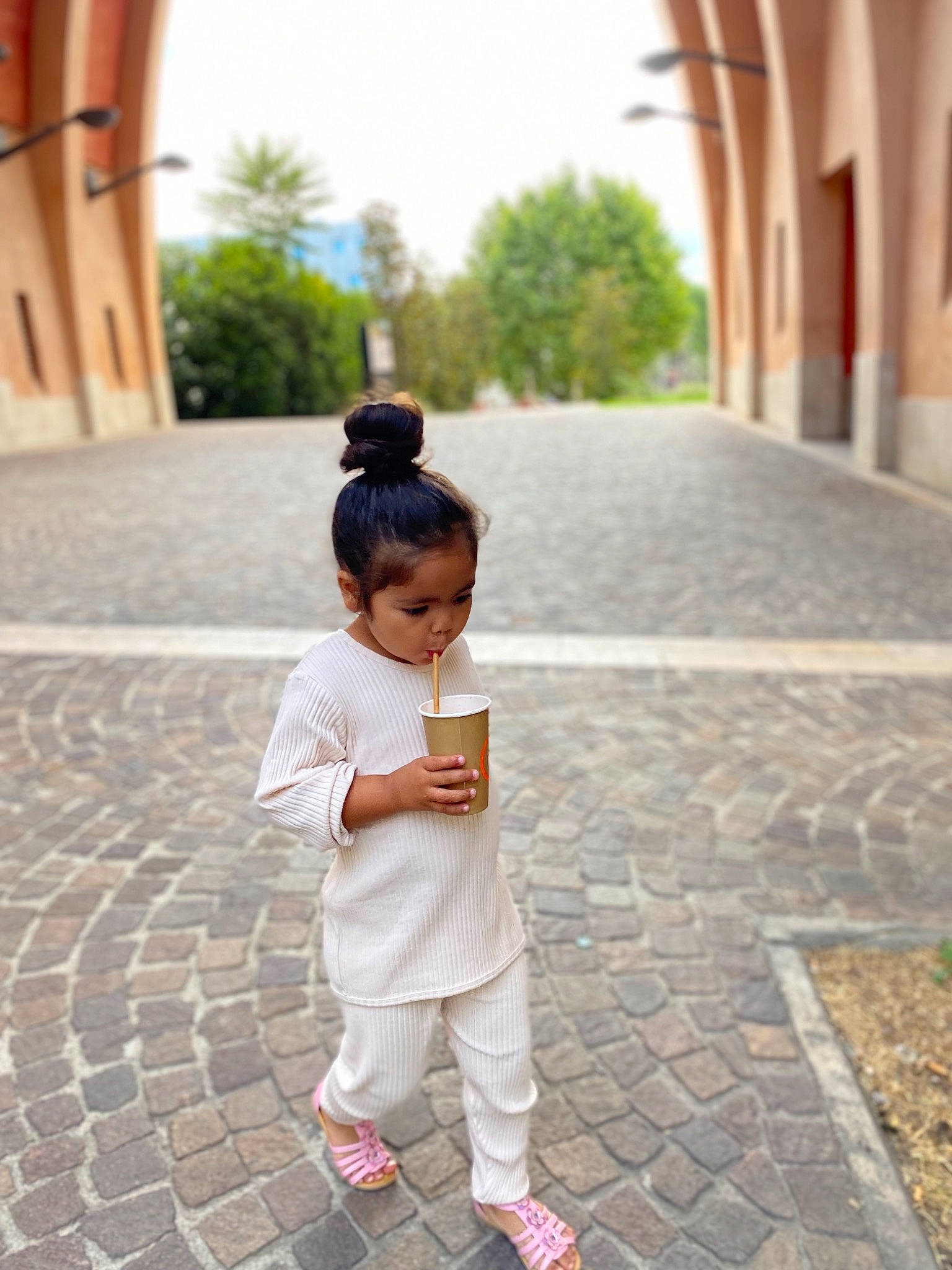 Baya participe au concours pour gagner de l'argent avec cette photo : asphalt, beauty, child, floor, flooring, human, joint, leaf, leisure, morning, people, person, road, road_surface, sidewalk, standing, street_fashion, summer, temple, toddler