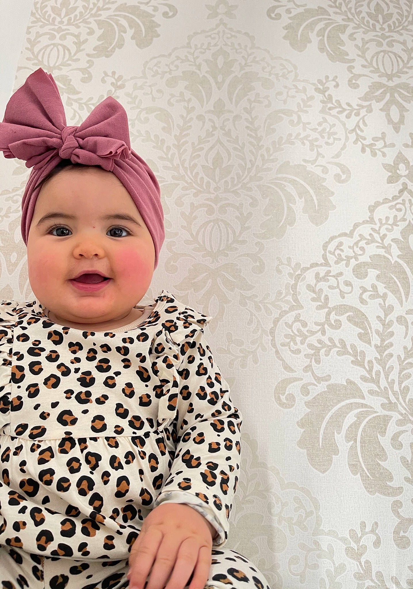 Sahra a rejoint le concours — aidez-le/la à gagner de superbes lots ! baby, baby_toddler_clothing, beanie, cap, child, comfort, costume_hat, fashion_accessory, hair_accessory, happy, headpiece, headwear, knit_cap, magenta, outerwear, pattern, person, sleeve, smile, textile