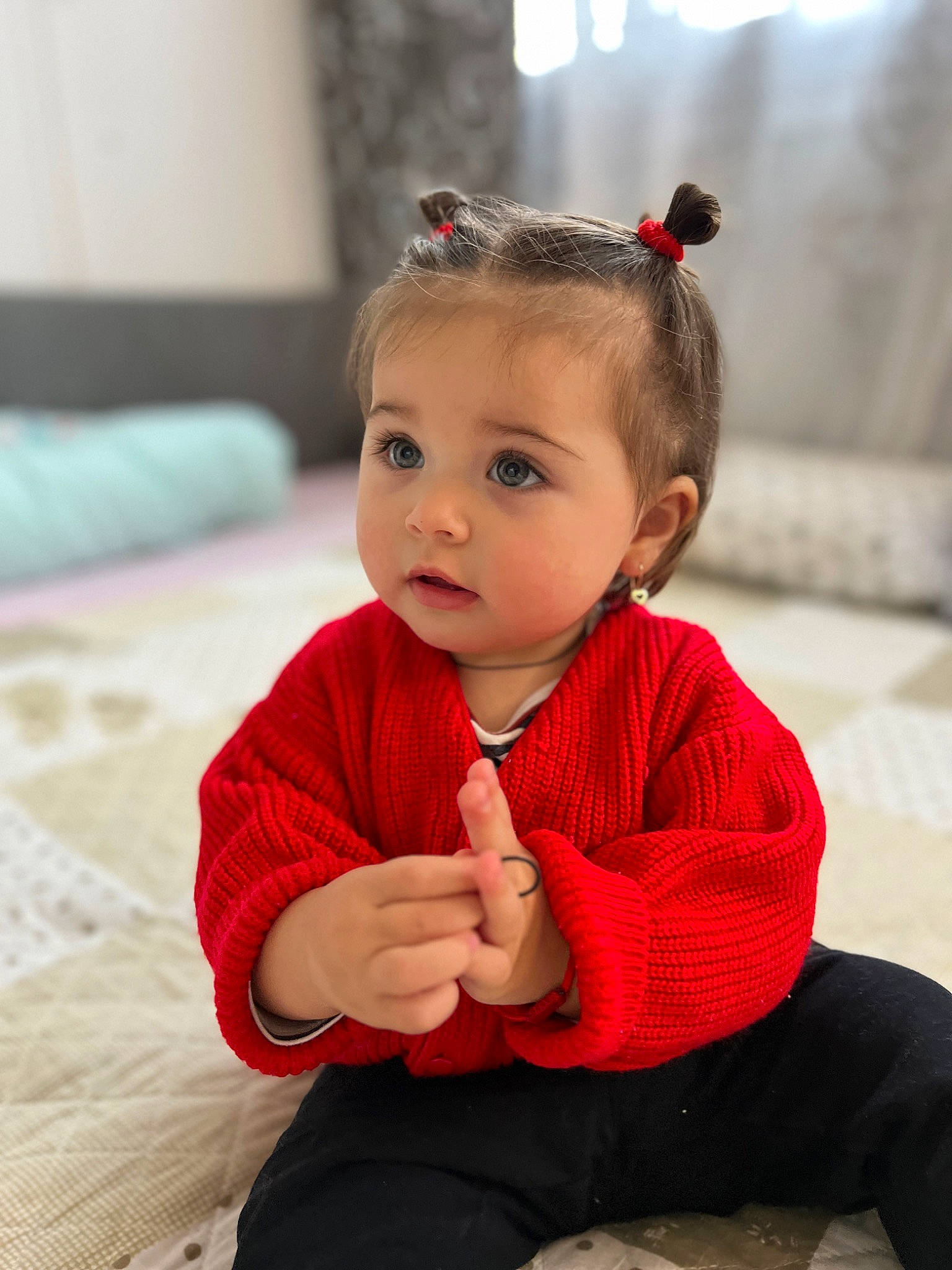 Medeea a rejoint le concours — aidez-le/la à gagner de superbes lots ! arm, baby, baby_toddler_clothing, child, child_model, comfort, dress, eye, face, fashion_accessory, flooring, hair, happy, pattern, person, photo_shoot, portrait_photography, sitting, skin, sleeve