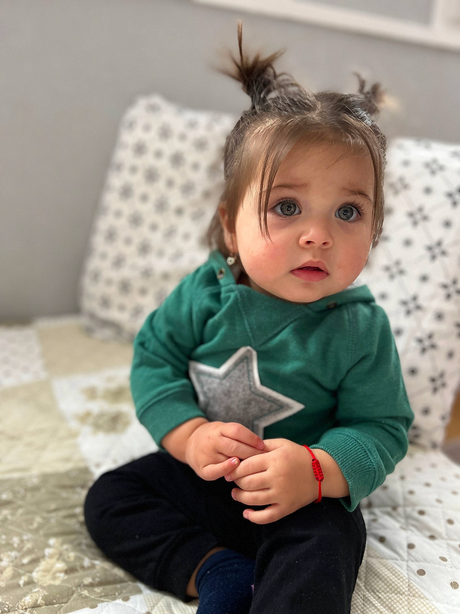 Medeea participe au concours pour gagner de l'argent avec cette photo : baby, baby_toddler_clothing, cheek, child, chin, clothing, comfort, eye, flash_photography, flooring, gesture, grass, hair, happy, iris, person, shoulder, sitting, skin, sleeve