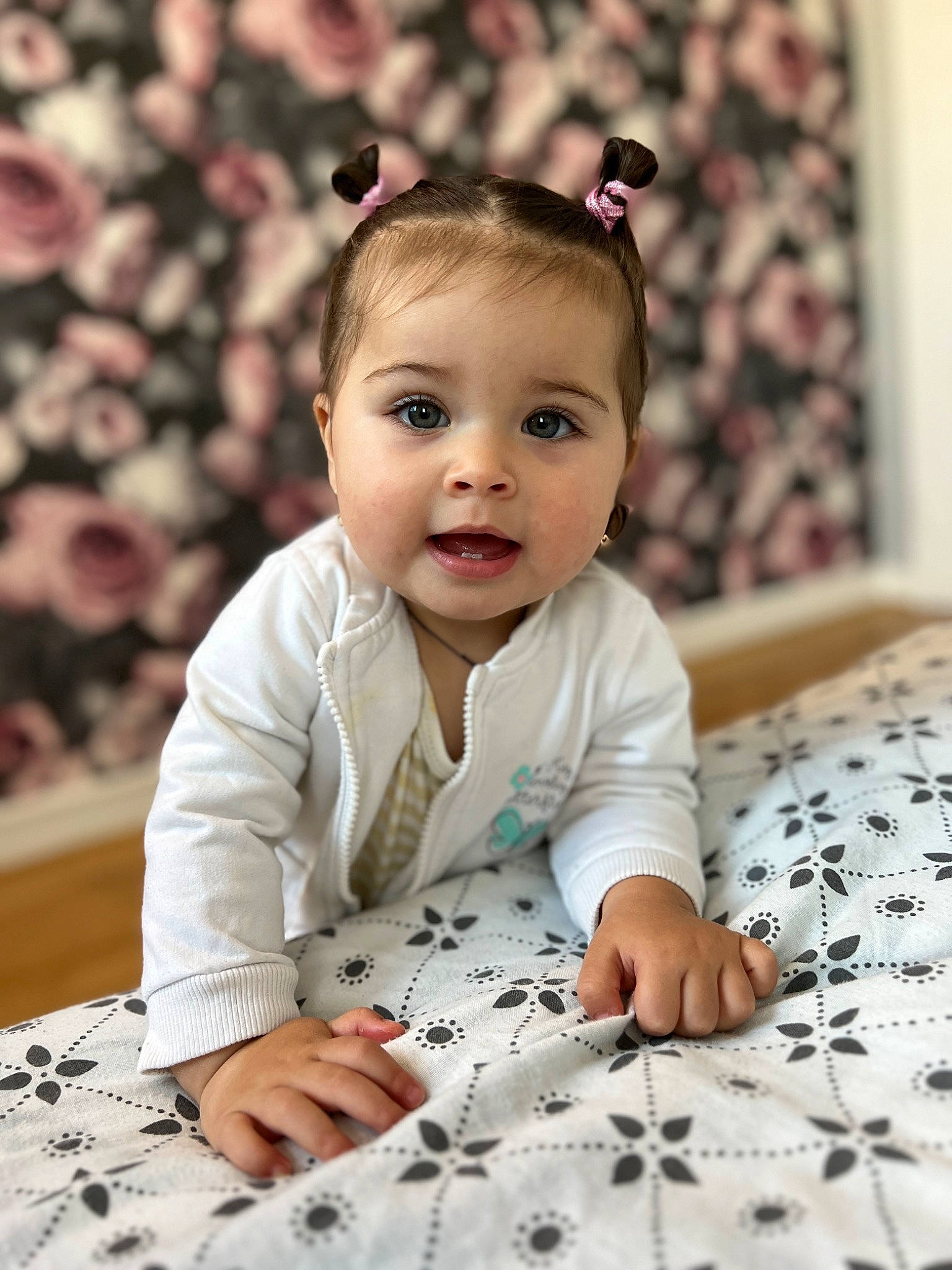 Medeea a rejoint le concours — aidez-le/la à gagner de superbes lots ! baby, baby_toddler_clothing, cheek, chin, dress, eye, face, facial_expression, happy, head, iris, person, photograph, plant, product, skin, sleeve, smile, toddler, white