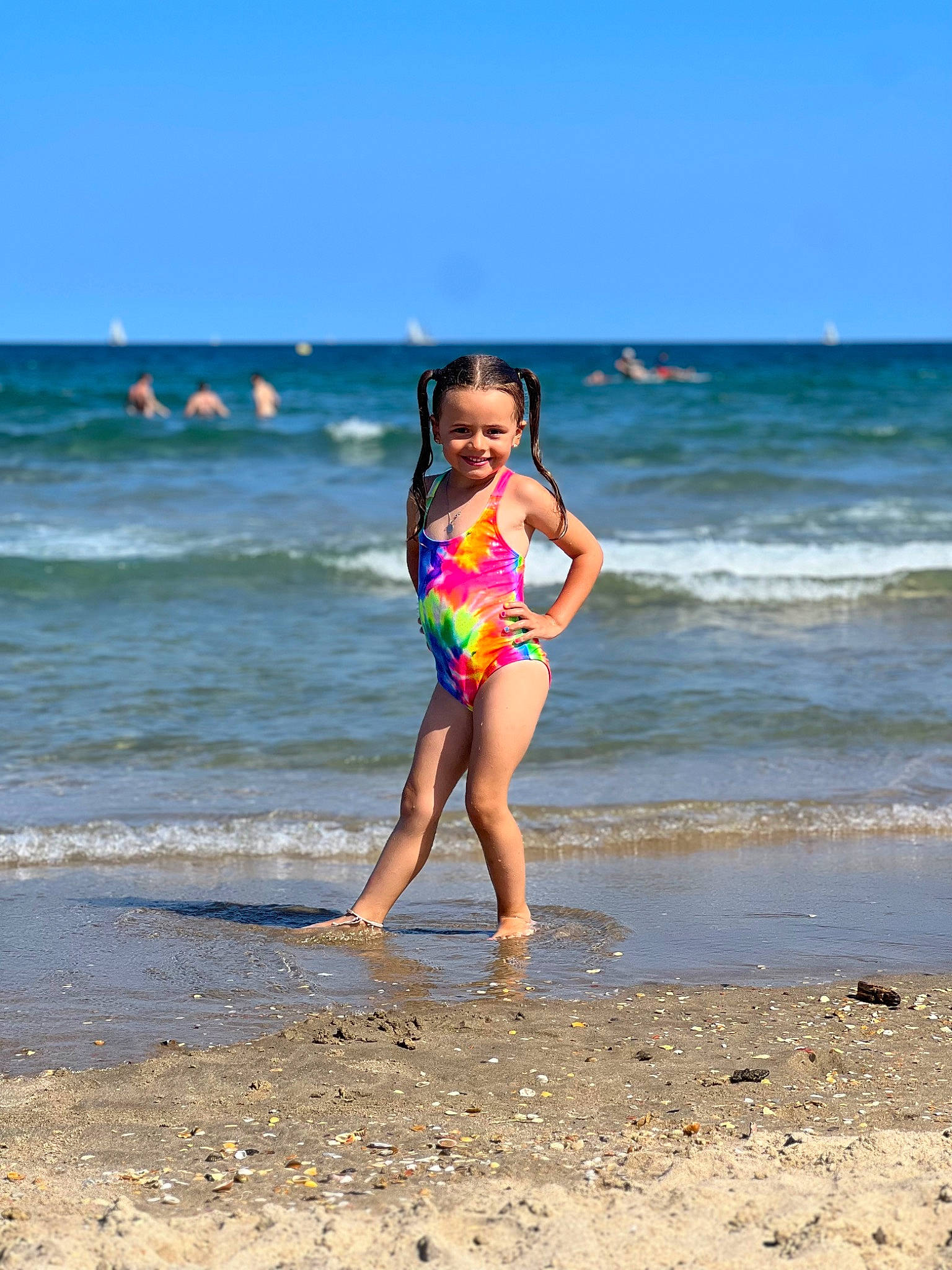 Tess a rejoint le concours — aidez-le/la à gagner de superbes lots ! azure, barefoot, beach, coastal_and_oceanic_landforms, fun, happy, horizon, joy, leg, leisure, natural_environment, one_piece_swimsuit, people_in_nature, people_on_beach, person, sand, sky, smile, sunlight, thigh