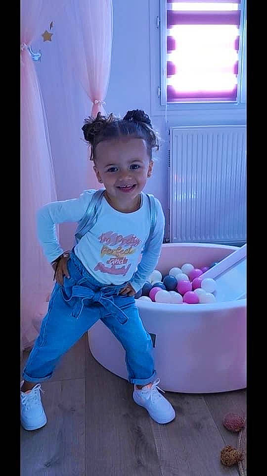 Tess a rejoint le concours — aidez-le/la à gagner de superbes lots ! baby, baby_toddler_clothing, child, curtain, electric_blue, face, flash_photography, fun, happy, joy, leg, magenta, person, pink, purple, sitting, sleeve, smile, sneakers, textile