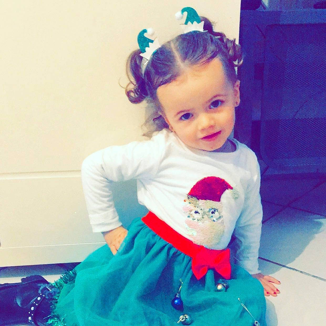 Tess a rejoint le concours — aidez-le/la à gagner de superbes lots ! baby_toddler_clothing, blue, child, cool, ear, electric_blue, eyelash, fashion_accessory, happy, head, magenta, pattern, person, pink, purple, shoulder, sitting, sleeve, smile, t_shirt