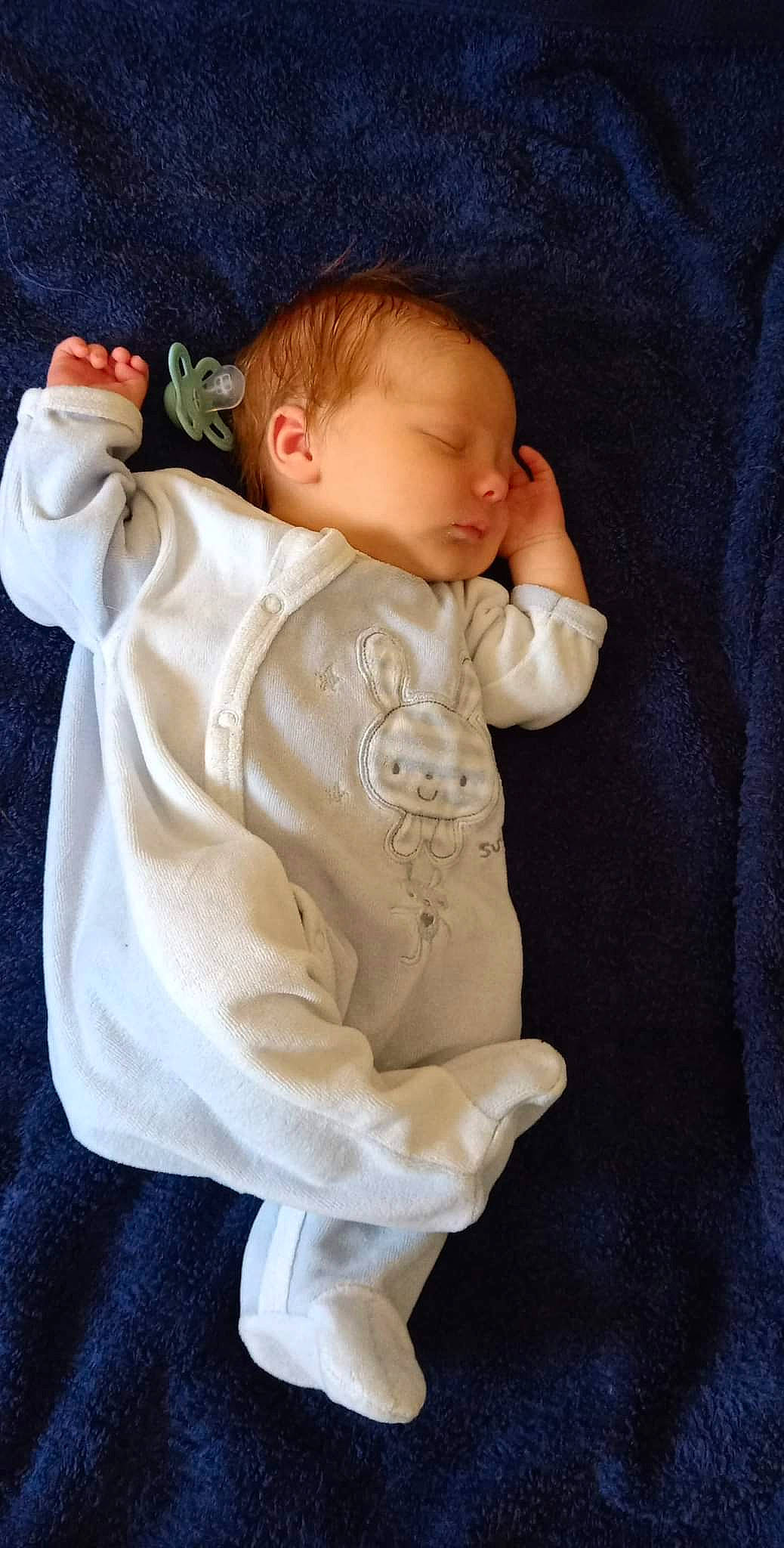 Mathis a rejoint le concours — aidez-le/la à gagner de superbes lots ! abdomen, baby, baby_products, baby_sleeping, baby_toddler_clothing, cheek, child, collar, comfort, fur, gesture, head, human_body, linens, pattern, person, sitting, skin, sleeve, t_shirt