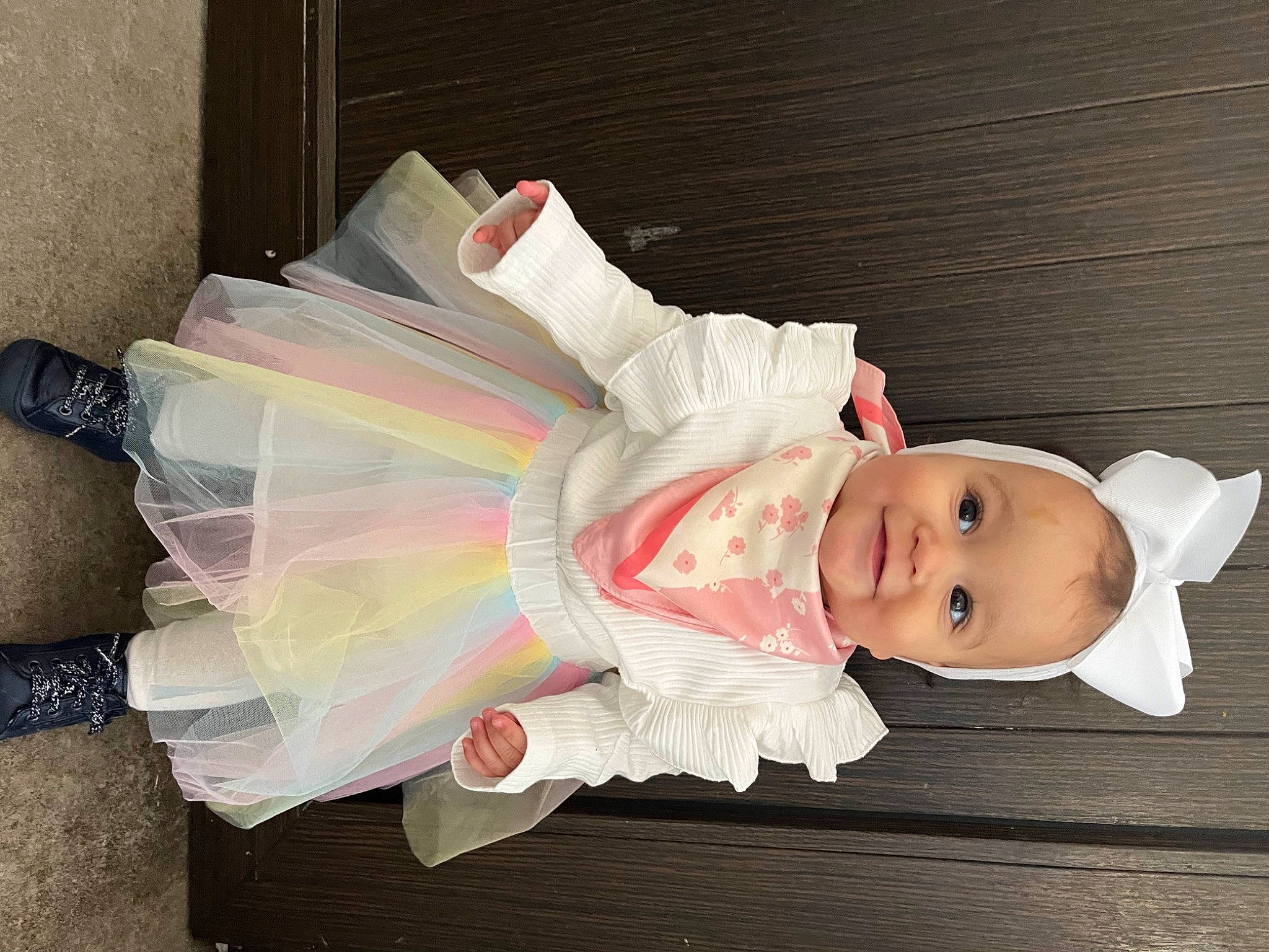 Lyhana a rejoint le concours — aidez-le/la à gagner de superbes lots ! baby, baby_products, baby_toddler_clothing, ballet_tutu, child, costume, dress, fashion_accessory, fun, happy, hat, headgear, joy, lap, person, sitting, smile, sock, toddler