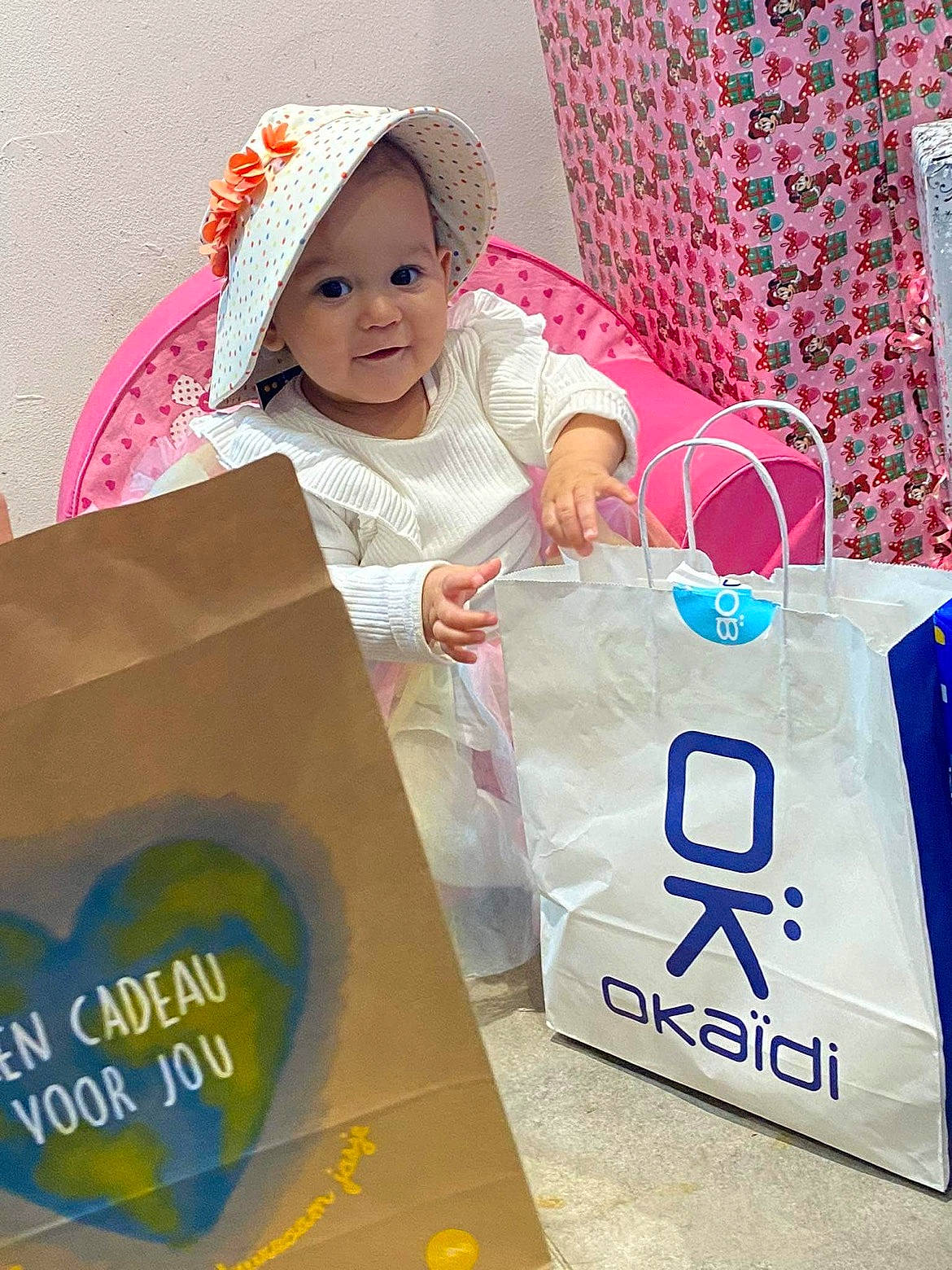 Lyhana a rejoint le concours — aidez-le/la à gagner de superbes lots ! baby, baby_toddler_clothing, box, cardboard, child, event, font, happy, headwear, logo, magenta, packaging_and_labeling, pattern, person, pink, plastic_bag, product, sleeve, smile, t_shirt