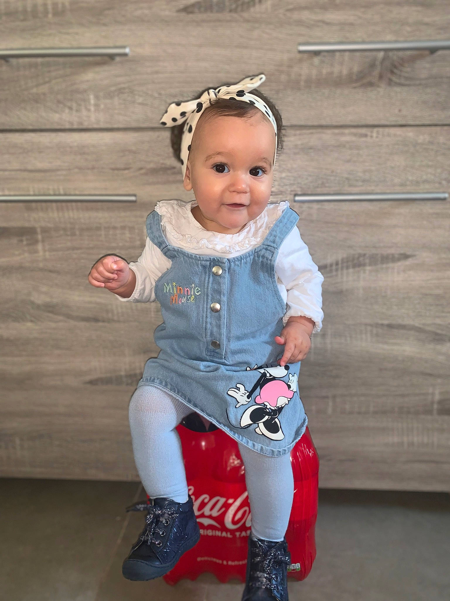 Lyhana a rejoint le concours — aidez-le/la à gagner de superbes lots ! baby_toddler_clothing, boot, carmine, costume, electric_blue, eye, flash_photography, fun, happy, head, headband, human_leg, magenta, person, personal_protective_equipment, sitting, sleeve, smile, street_fashion, toddler