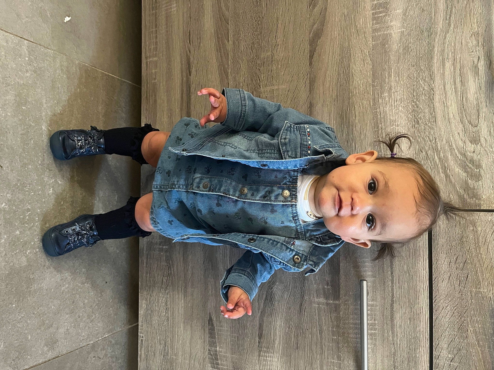 Lyhana participe au concours pour gagner de l'argent avec cette photo : child, cool, denim, eye, flooring, foot, fun, happy, human_leg, jeans, joint, leg, person, shoe, smile, sneakers, street_fashion, toddler, tree, walking_shoe