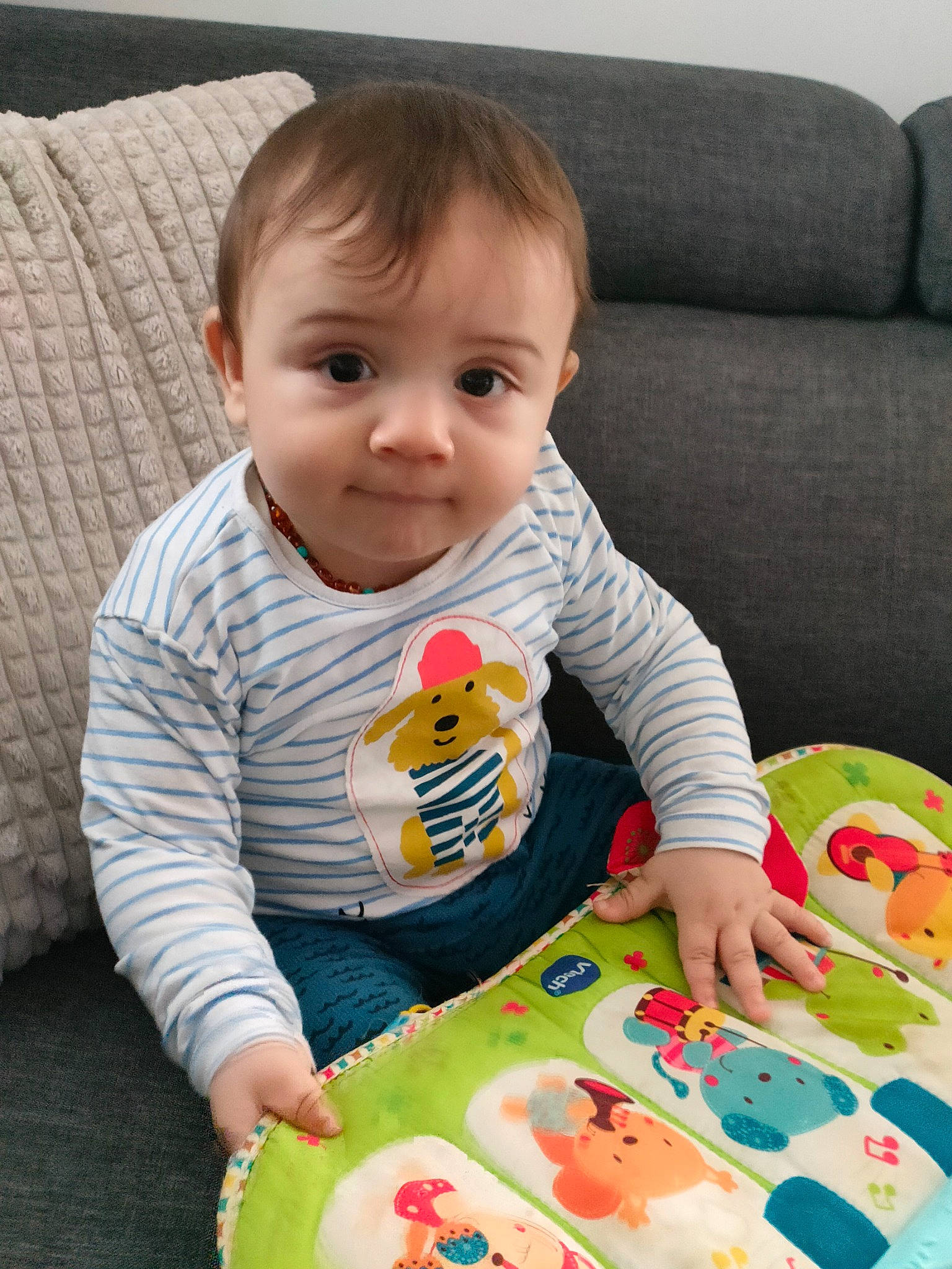 Eliza participe au concours pour gagner de l'argent avec cette photo : baby, baby_playing_with_toys, baby_products, baby_toddler_clothing, cheek, child, comfort, couch, fun, happy, linens, pattern, person, play, product, room, sitting, skin, sleeve, t_shirt