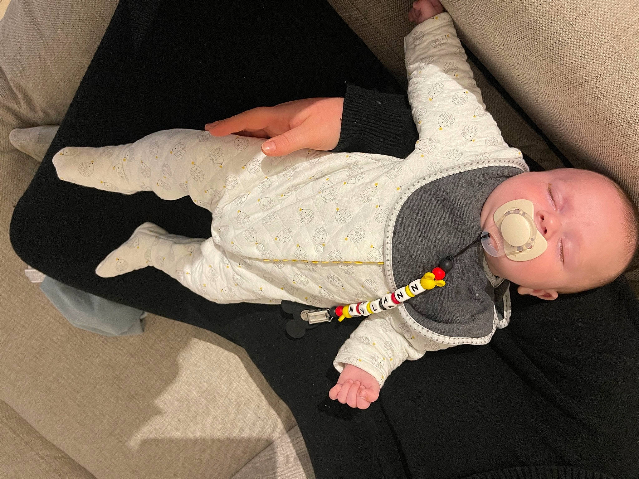 Mylann a rejoint le concours — aidez-le/la à gagner de superbes lots ! abdomen, baby_toddler_clothing, comfort, elbow, finger, foot, gesture, human_leg, knee, lap, leg, nail, person, sleeve, sock, textile, thigh, thumb, toddler, trunk