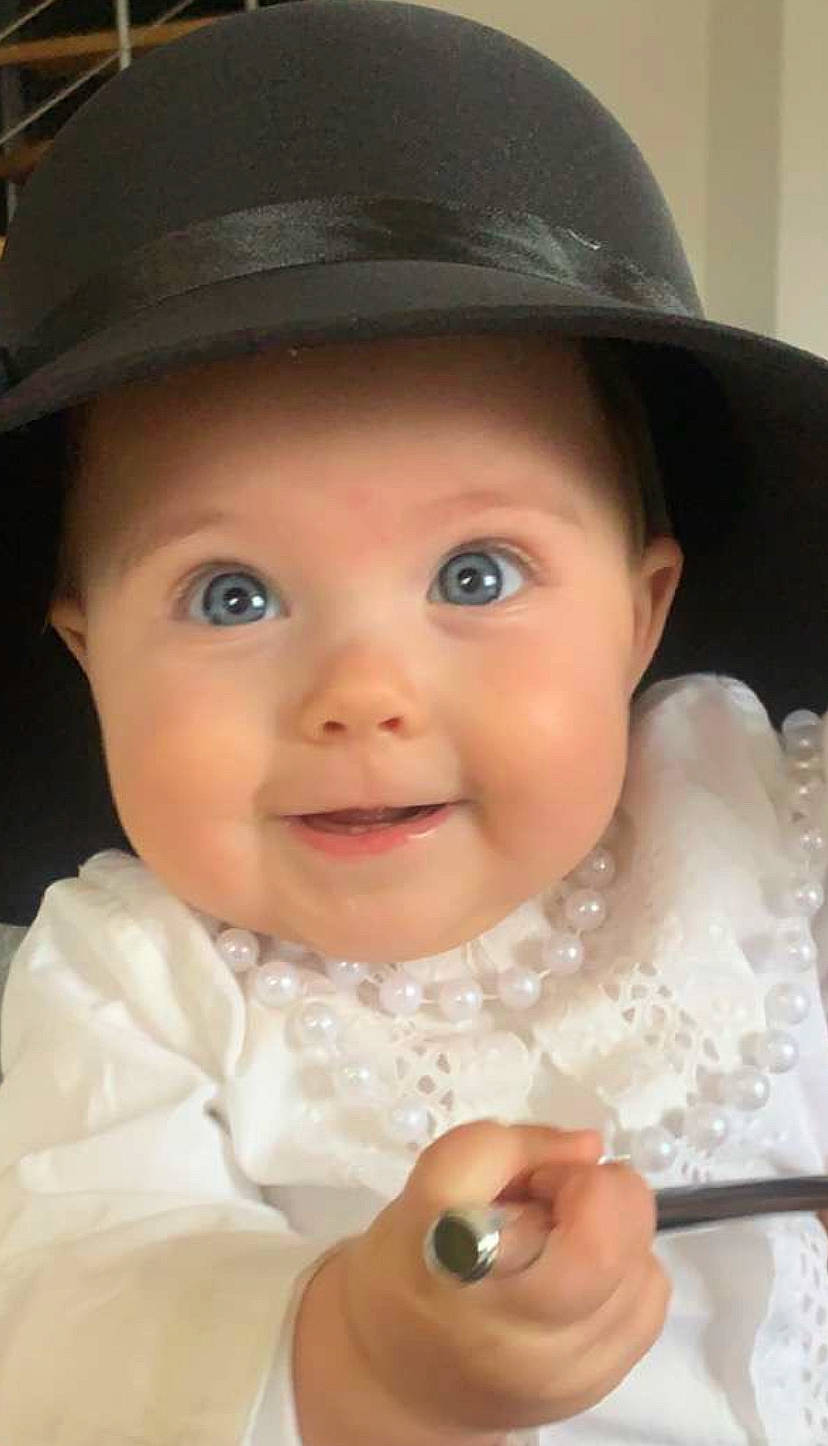 Liv participe au concours pour gagner de l'argent avec cette photo : cheek, chin, clothing, eye, eyebrow, facial_expression, fedora, hairstyle, happy, hat, headgear, headwear, iris, lip, nose, organ, person, skin, smile, sun_hat