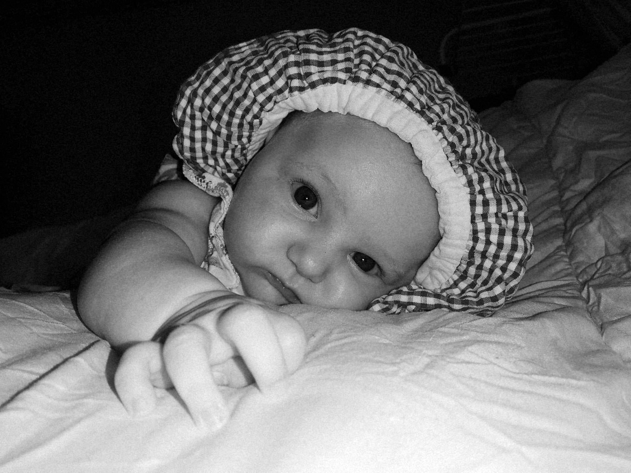 Noellye participe au concours pour gagner de l'argent avec cette photo : baby, black, black_and_white, child, eye, hand, headgear, lip, monochrome, monochrome_photography, mouth, nose, person, photography, portrait_photography, skin, smile, style, toddler, white