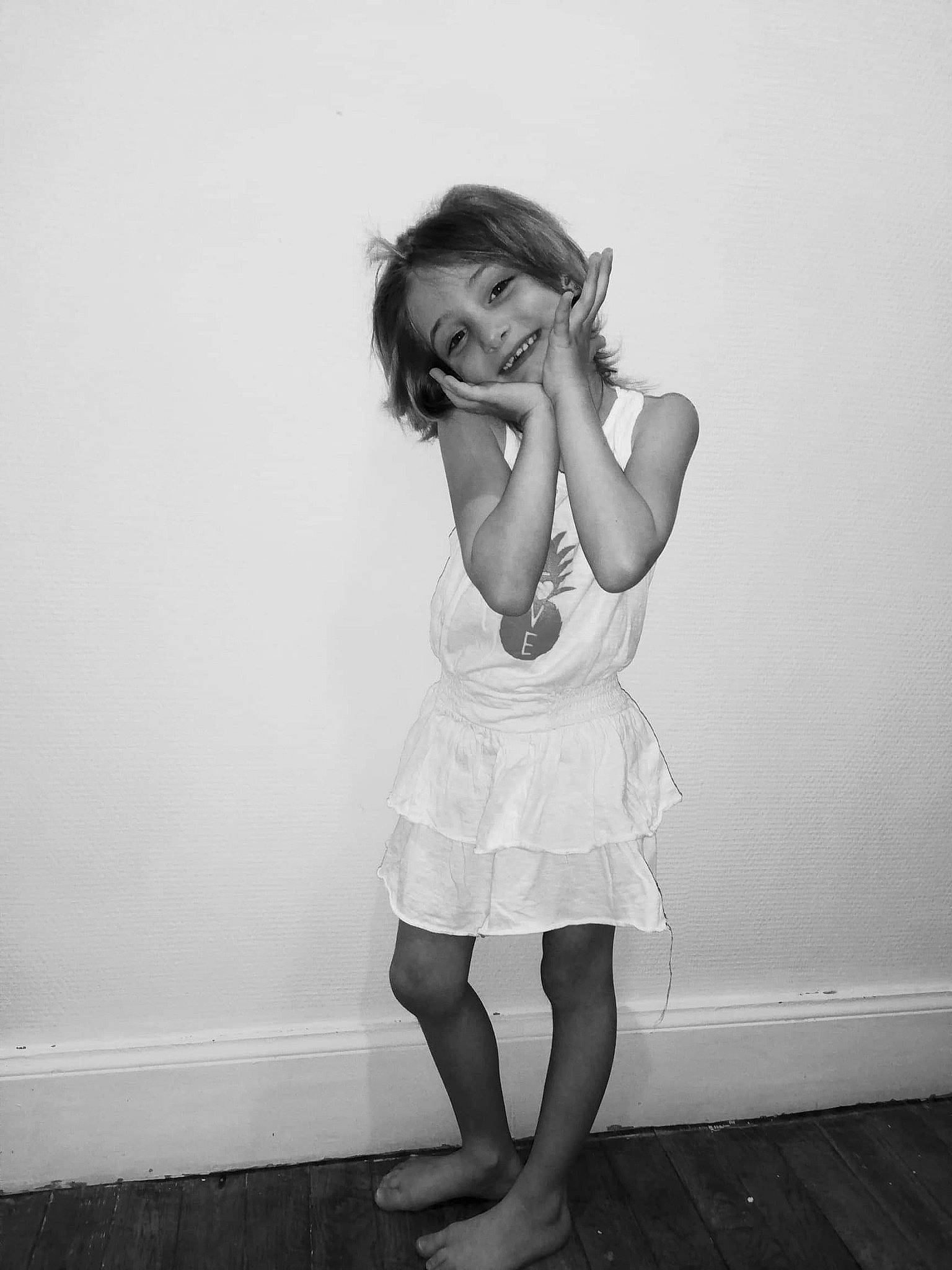 Maellys participe au concours pour gagner de l'argent avec cette photo : arm, beauty, black, black_and_white, dress, eye, fashion, footwear, human_leg, joint, joy, knee, leg, monochrome, monochrome_photography, person, photograph, photography, shoulder, standing