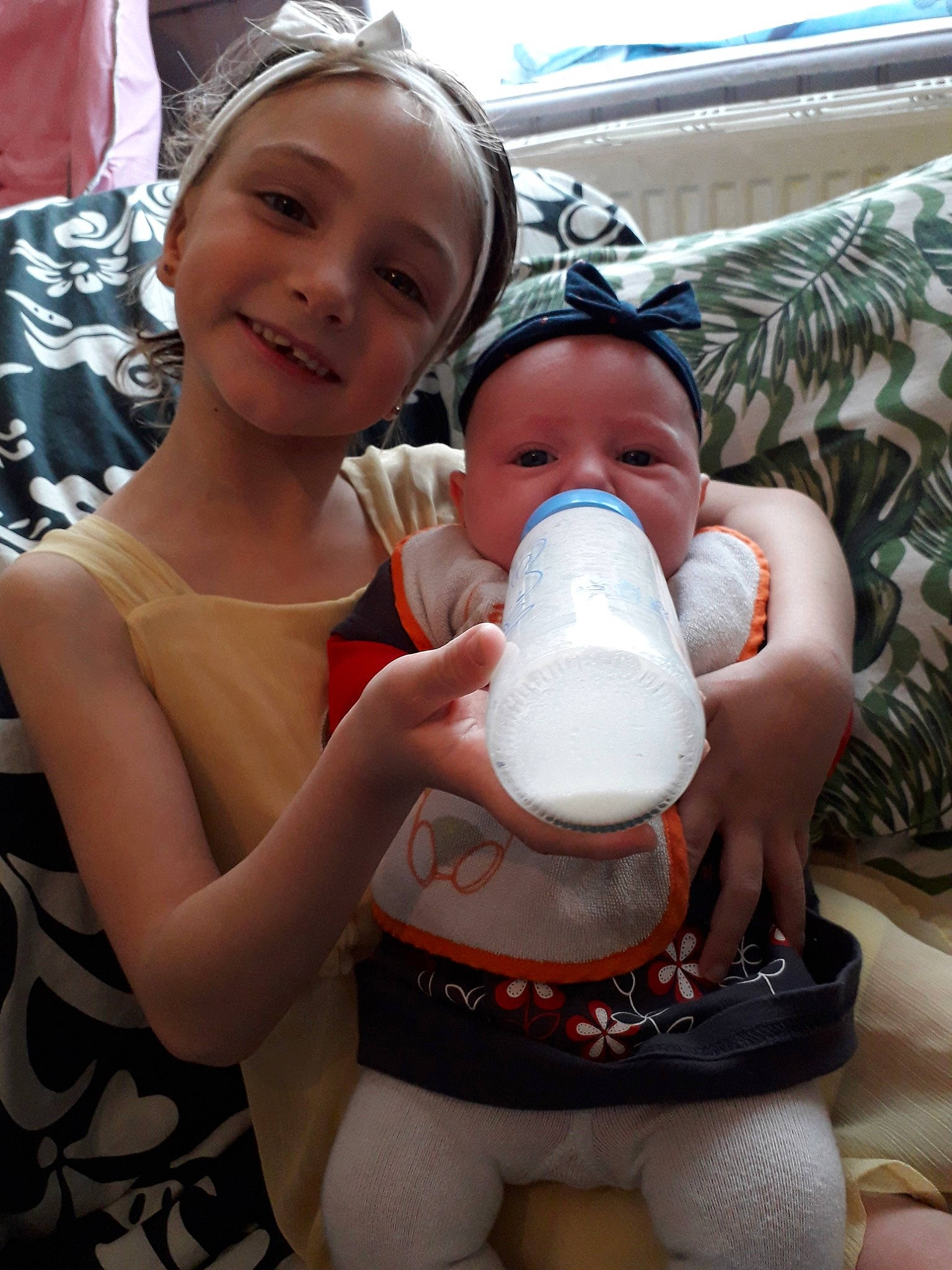 Maellys participe au concours pour gagner de l'argent avec cette photo : baby, baby_bottle, baby_products, bottle, child, dairy, drinking, joy, person, plastic_bottle, product, toddler, vacation, water