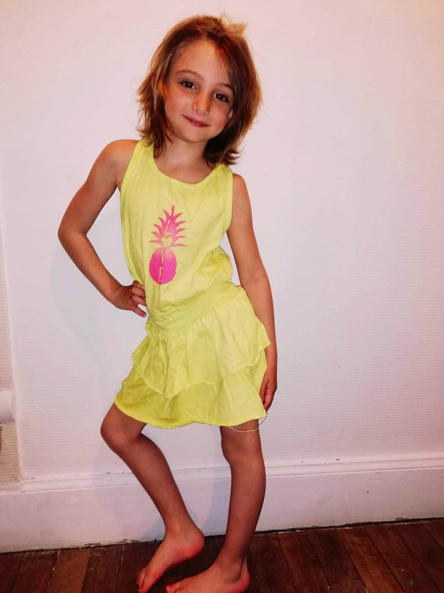 Maellys participe au concours pour gagner de l'argent avec cette photo : child, child_model, clothing, day_dress, dress, fashion, footwear, joy, knee, magenta, neck, one_piece_garment, pattern, person, pink, sleeveless_shirt, t_shirt, toddler, waist, yellow