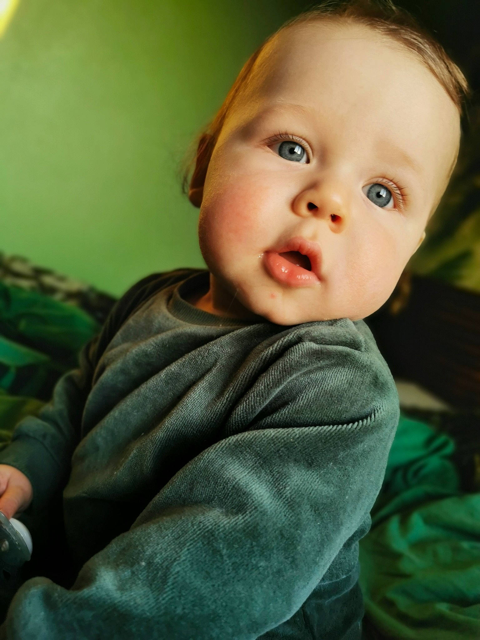 Eden a rejoint le concours — aidez-le/la à gagner de superbes lots ! baby, baby_toddler_clothing, cheek, child, close_up, collar, comfort, eyebrow, eyelash, flash_photography, grass, happy, iris, lip, nose, person, portrait_photography, sitting, sleeve, toddler