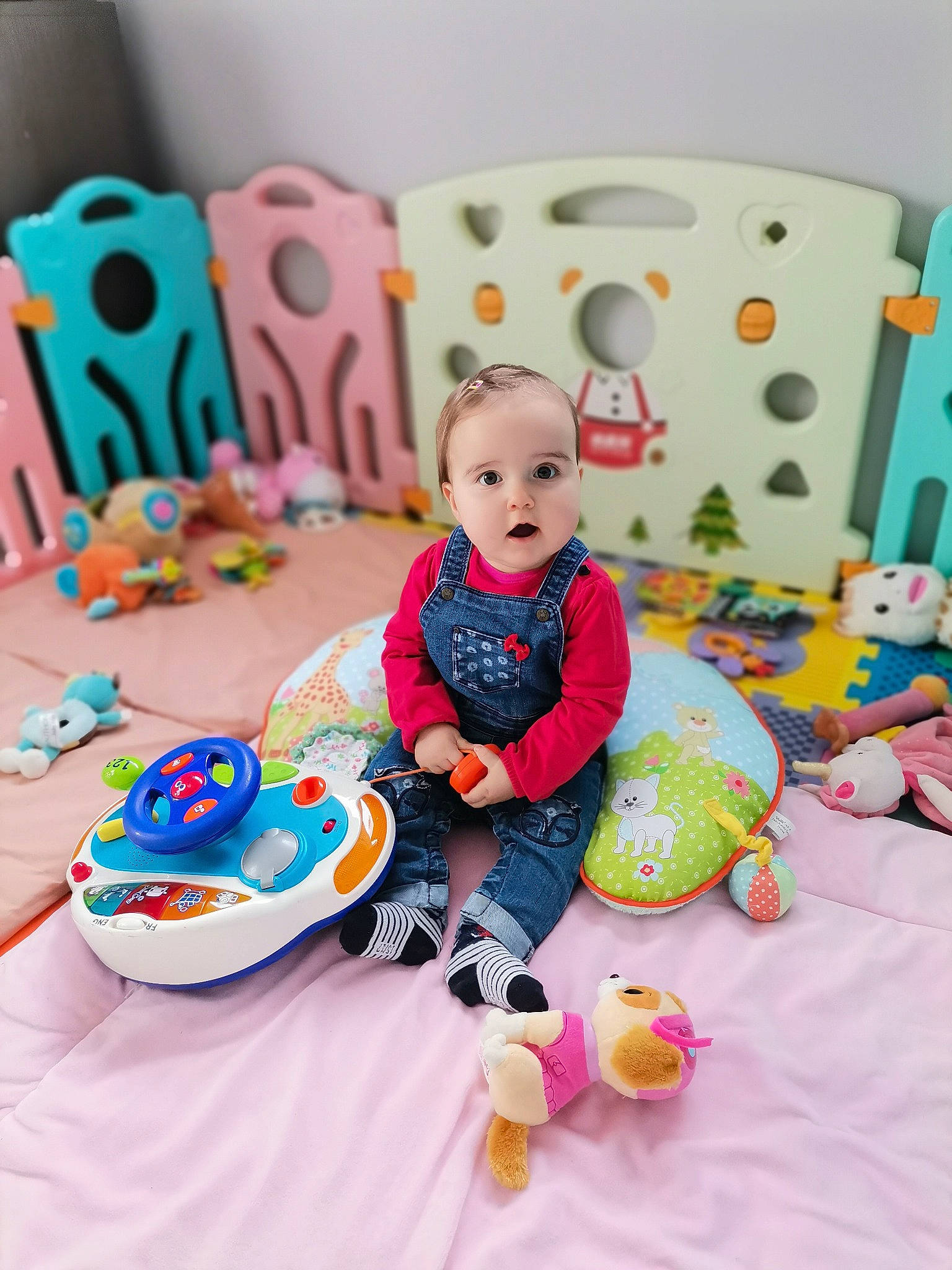 Ana participe au concours pour gagner de l'argent avec cette photo : baby, baby_products, baby_toddler_clothing, baby_toys, bed, bedding, dishware, doll, kitchen_utensil, linens, person, pink, plate, platter, plush, serveware, sitting, stuffed_toy, surprise, sweetness