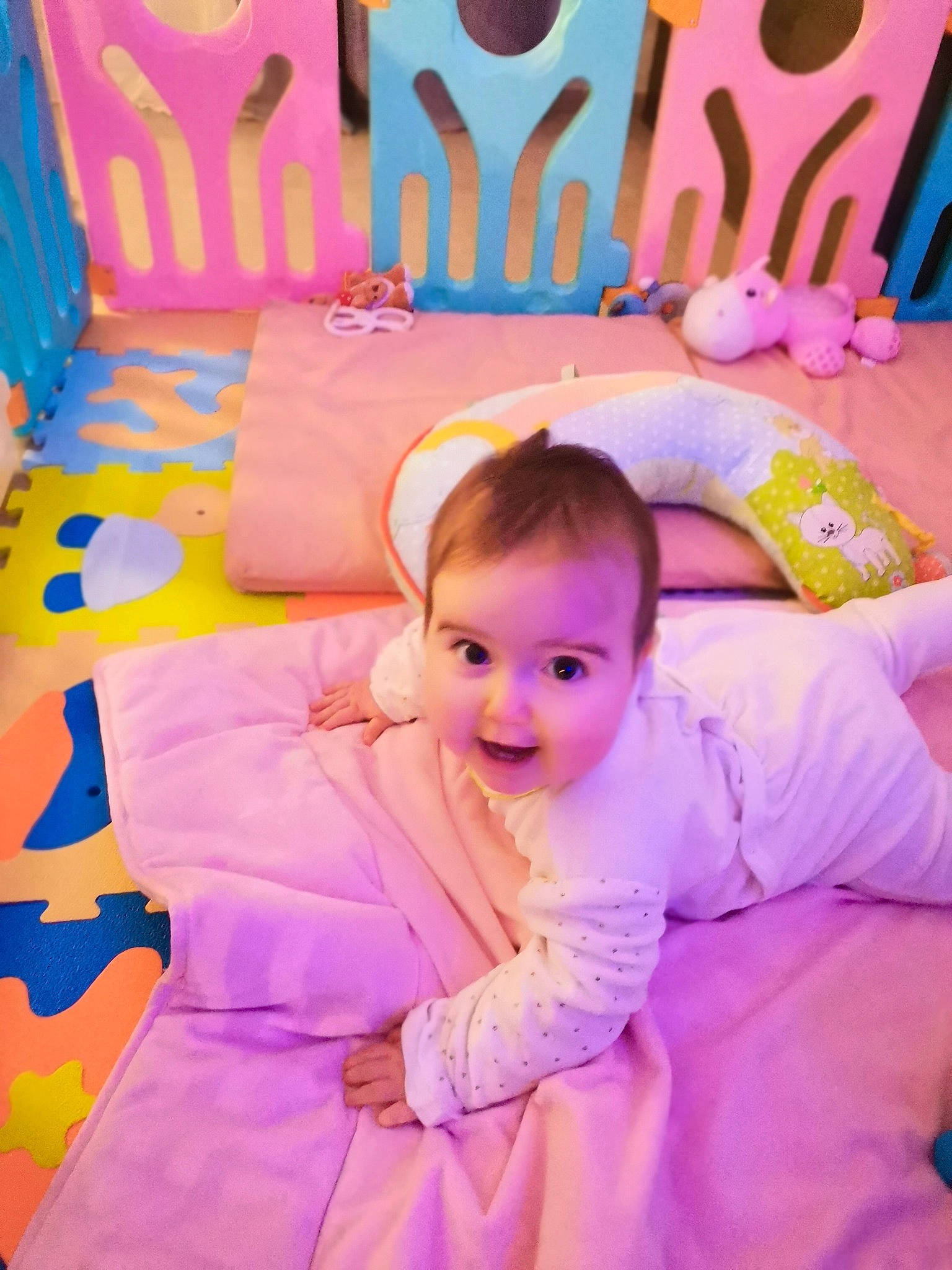 Ana a rejoint le concours — aidez-le/la à gagner de superbes lots ! baby, baby_toddler_clothing, baby_toys, bed_sheet, bedding, child, eye, happy, lavender, linens, magenta, nightwear, person, pink, play, purple, room, toddler, violet