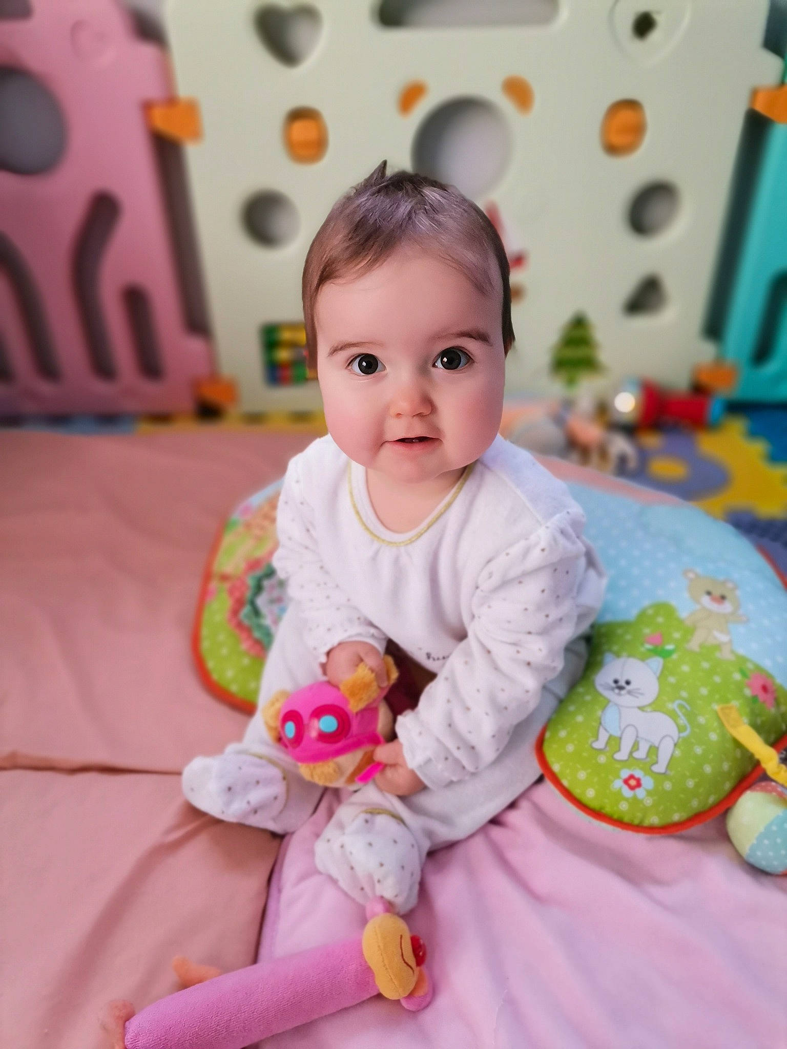 Ana participe au concours pour gagner de l'argent avec cette photo : baby, baby_playing_with_toys, baby_products, baby_toddler_clothing, baby_toys, bed, bed_sheet, bedding, bib, child, linens, person, pink, play, polka_dot, sitting, textile, toddler, toy