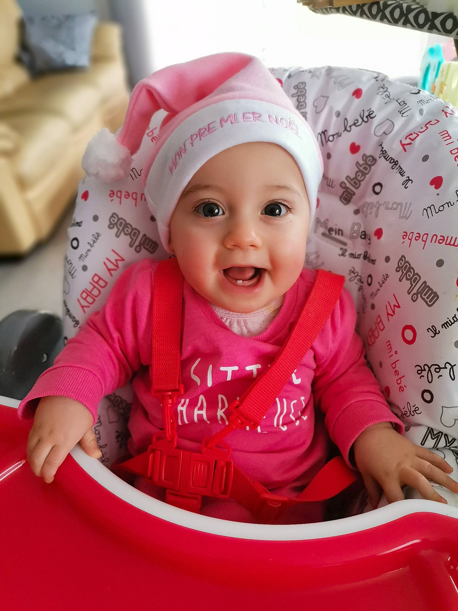 Léa participe au concours pour gagner de l'argent avec cette photo : baby, baby_laughing, baby_products, baby_toddler_clothing, bag, bonnet, cheek, child, eye, facial_expression, happy, headwear, home_accessories, laugh, linens, luggage_and_bags, mouth, nose, person, pink