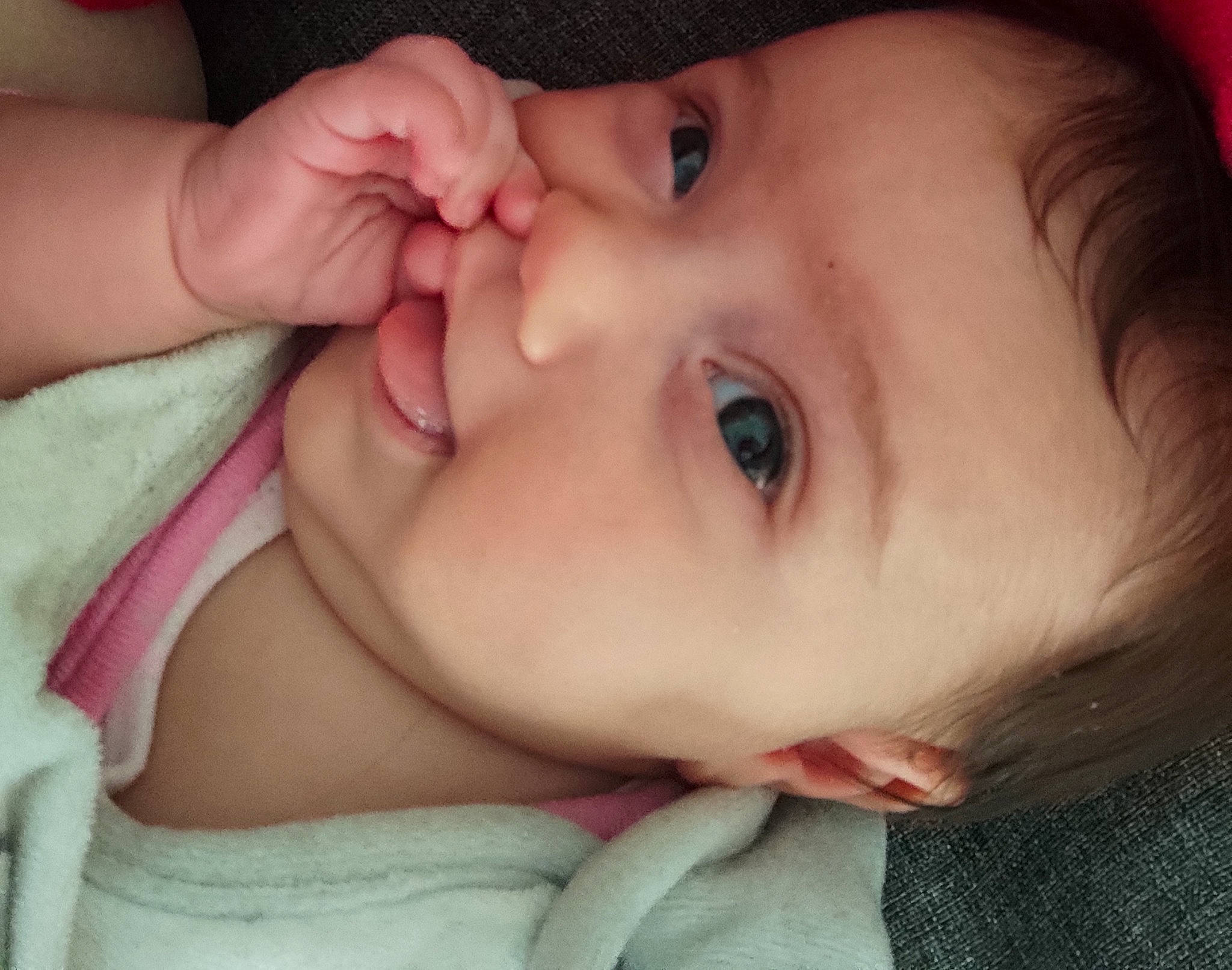 Dana participe au concours pour gagner de l'argent avec cette photo : baby, baby_toddler_clothing, cheek, ear, eye, eyebrow, eyelash, face, forehead, gesture, hand, head, human_body, iris, lip, mouth, nose, person, skin, smile