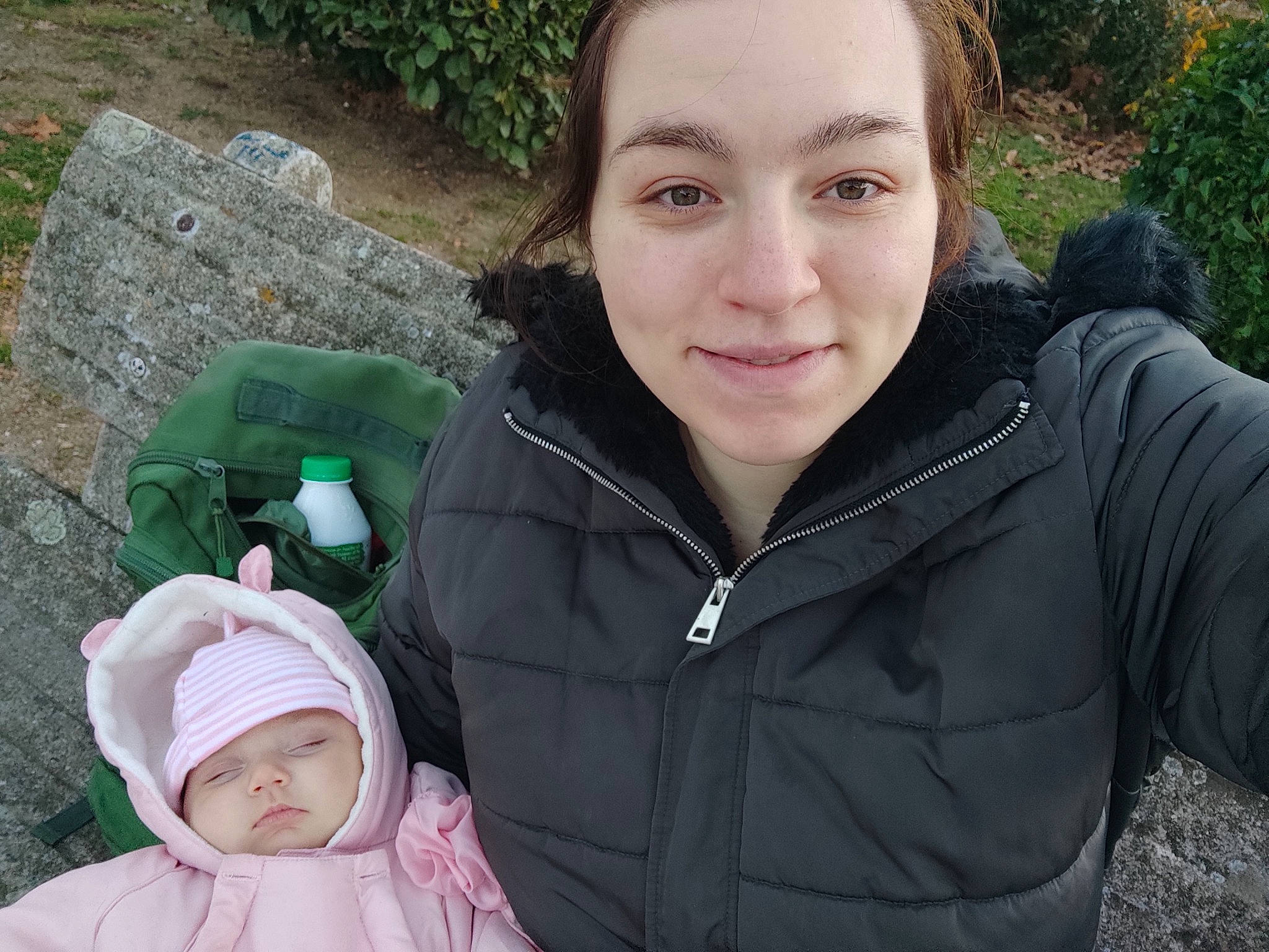 Dana a rejoint le concours — aidez-le/la à gagner de superbes lots ! baby, child, face, grass, happy, head, headwear, hoodie, jacket, joy, leisure, outerwear, people, people_in_nature, person, plastic_bottle, recreation, sitting, skin, smile