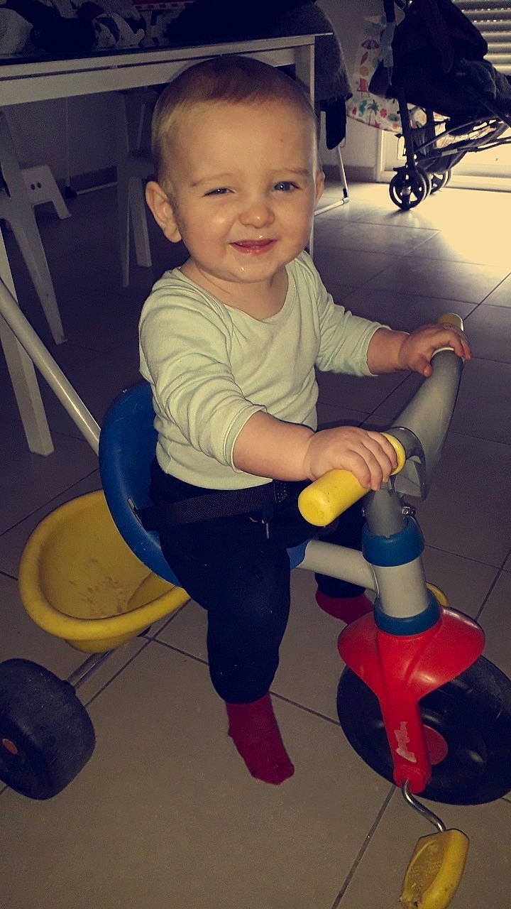 Diego participe au concours pour gagner de l'argent avec cette photo : arm, blue, clothing, eye, face, finger, floor, fun, hair, hairstyle, head, human, joy, leg, mode_of_transport, people, person, product, shoe, sitting