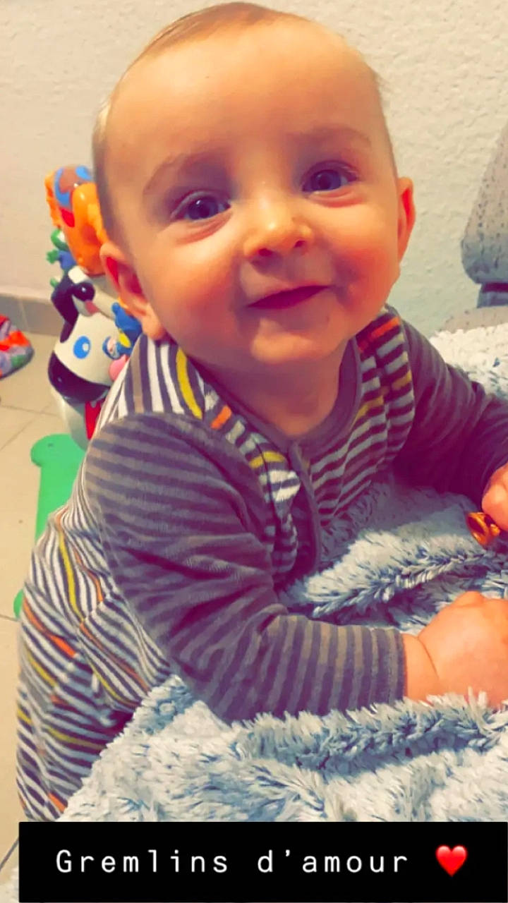 Diego a rejoint le concours — aidez-le/la à gagner de superbes lots ! arm, baby, baby_toddler_clothing, cheek, chin, eye, face, facial_expression, finger, happy, head, iris, lip, mouth, nose, person, pink, skin, sleeve, smile