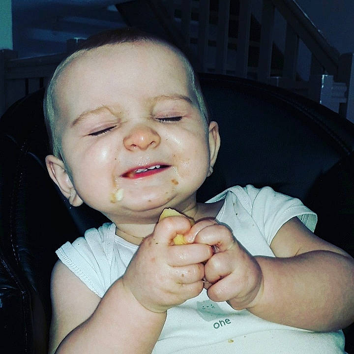 Diego a rejoint le concours — aidez-le/la à gagner de superbes lots ! baby_toddler_clothing, cheek, child, chin, ear, eye, eyebrow, eyelash, facial_expression, finger, hand, iris, jaw, lip, organ, person, skin, thumb, toddler, tongue