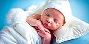 Nolan a rejoint le concours — aidez-le/la à gagner de superbes lots ! baby, blanket, bodypart, bonnet, clothing, face, finger, hand, happy, hat, head, newborn, person, photography, portrait, sleeping, smile, towel