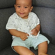 Mahdi participe au concours pour gagner de l'argent avec cette photo : baby, child, smiling, sitting, couch, indoor, shirt, shorts, happy, person, infant, furniture, portrait, cute, young, relaxed, hands, feet, face, home