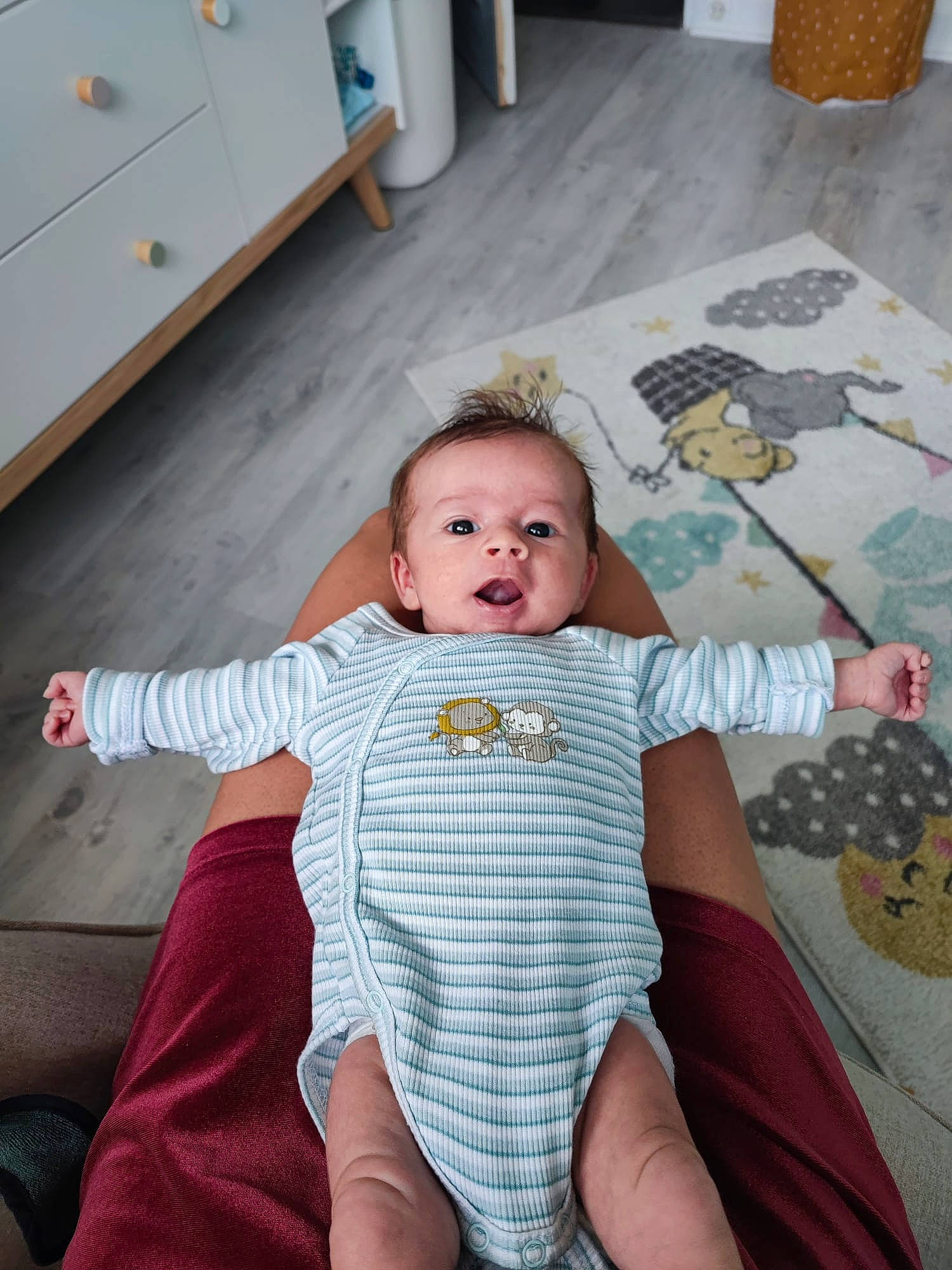 Nolan a rejoint le concours — aidez-le/la à gagner de superbes lots ! baby, baby_toddler_clothing, child, comfort, face, finger, floor, flooring, fun, happy, head, joint, lap, leisure, person, room, skin, thigh, toddler, trunk