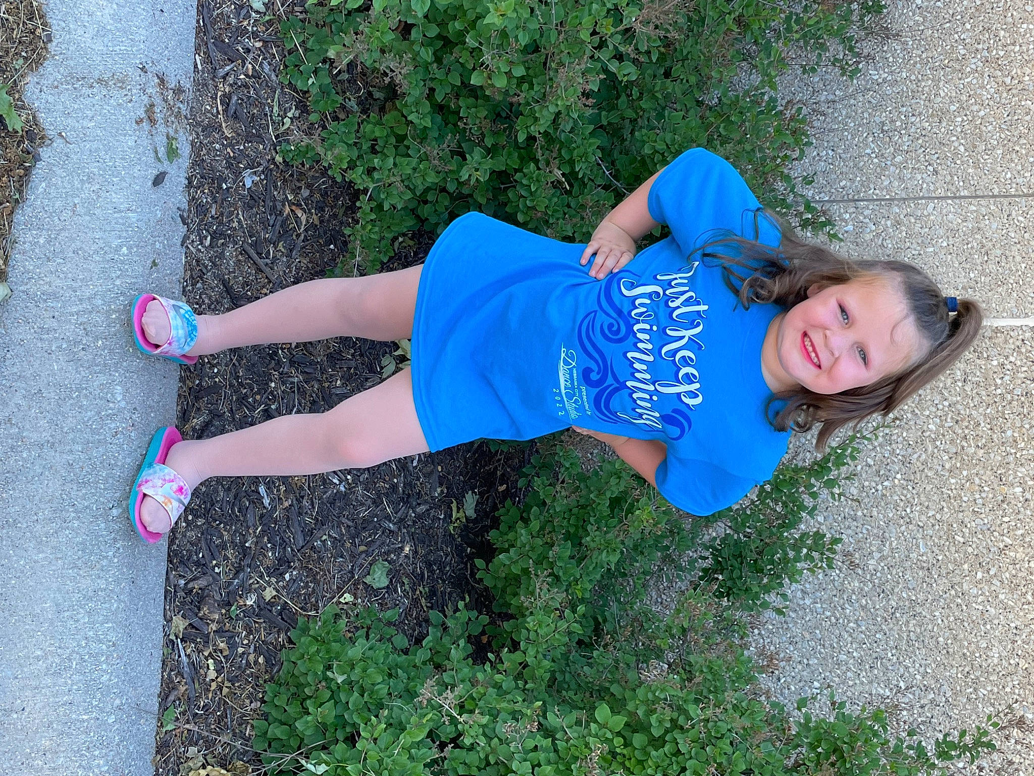 Clemintine is registered to the contest to win money with this photo: active_pants, electric_blue, exercise, grass, happy, human_leg, joy, knee, leg, leisure, people_in_nature, person, physical_fitness, plant, recreation, shorts, sportswear, street_fashion, t_shirt, thigh