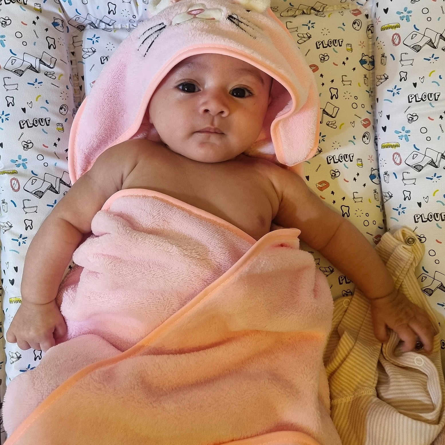 Aleïna participe au concours pour gagner de l'argent avec cette photo : arm, baby, blanket, child, cushion, cute, eyes, fabric, face, hand, hood, indoor, infant, lying_down, pattern, person, pink, soft, towel, wrapped