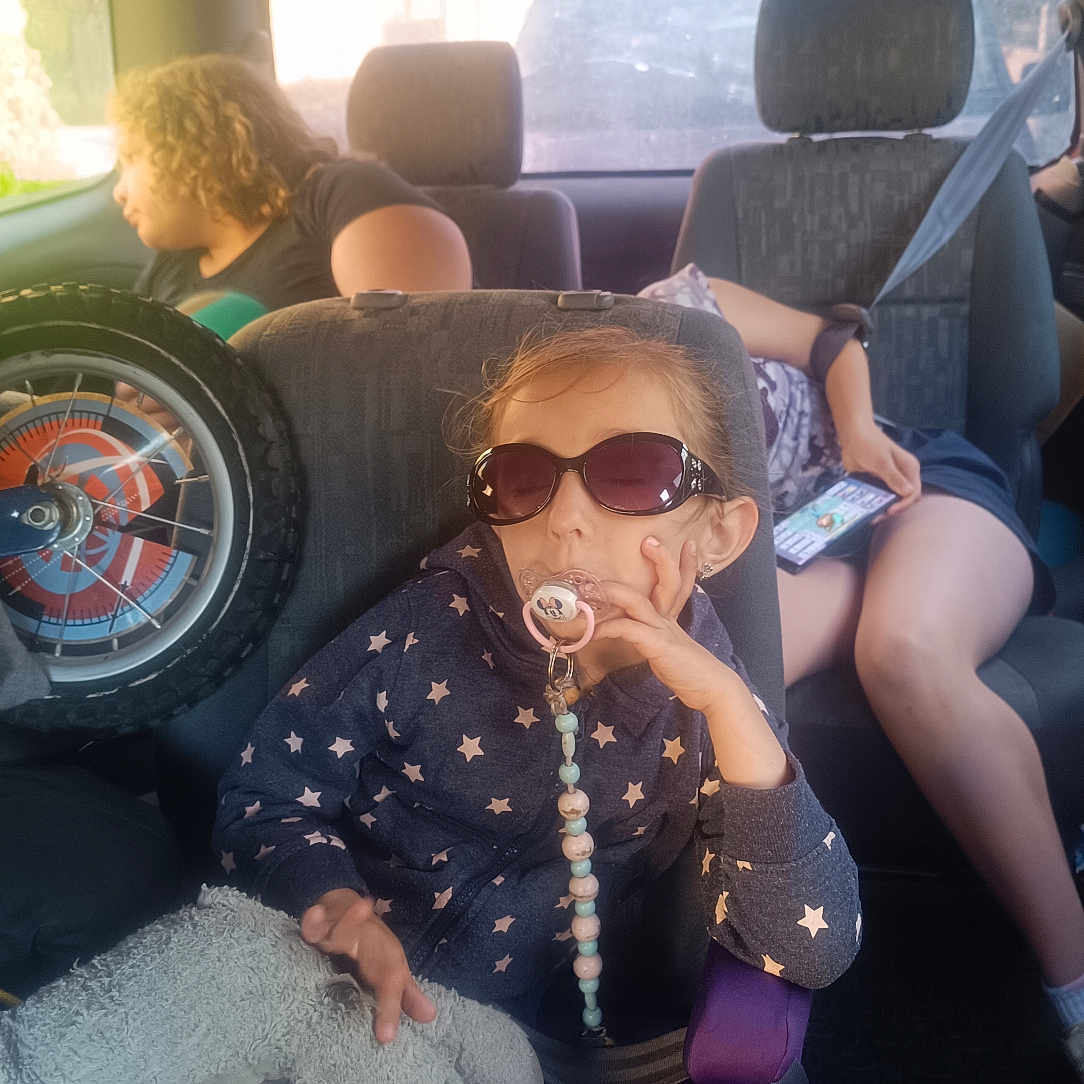 Haley a rejoint le concours — aidez-le/la à gagner de superbes lots ! accessories, adult, alloywheel, car, carwheel, chair, couch, cushion, female, furniture, glasses, homedecor, machine, person, sitting, spoke, transportation, vehicle, wheel, woman
