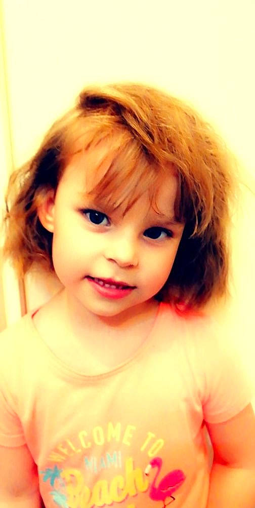 Giulia participe au concours pour gagner de l'argent avec cette photo : cheek, chin, ear, eyebrow, eyelash, gesture, hair, happy, iris, jaw, lip, mouth, neck, nose, person, shoulder, skin, sleeve, smile, toddler