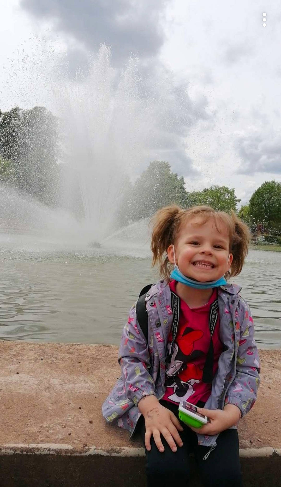 Giulia a rejoint le concours — aidez-le/la à gagner de superbes lots ! beauty, cloud, fountain, fun, happy, hot_spring, joy, lake, leisure, natural_landscape, person, recreation, sky, smile, spring, toddler, tourism, travel, tree, vacation