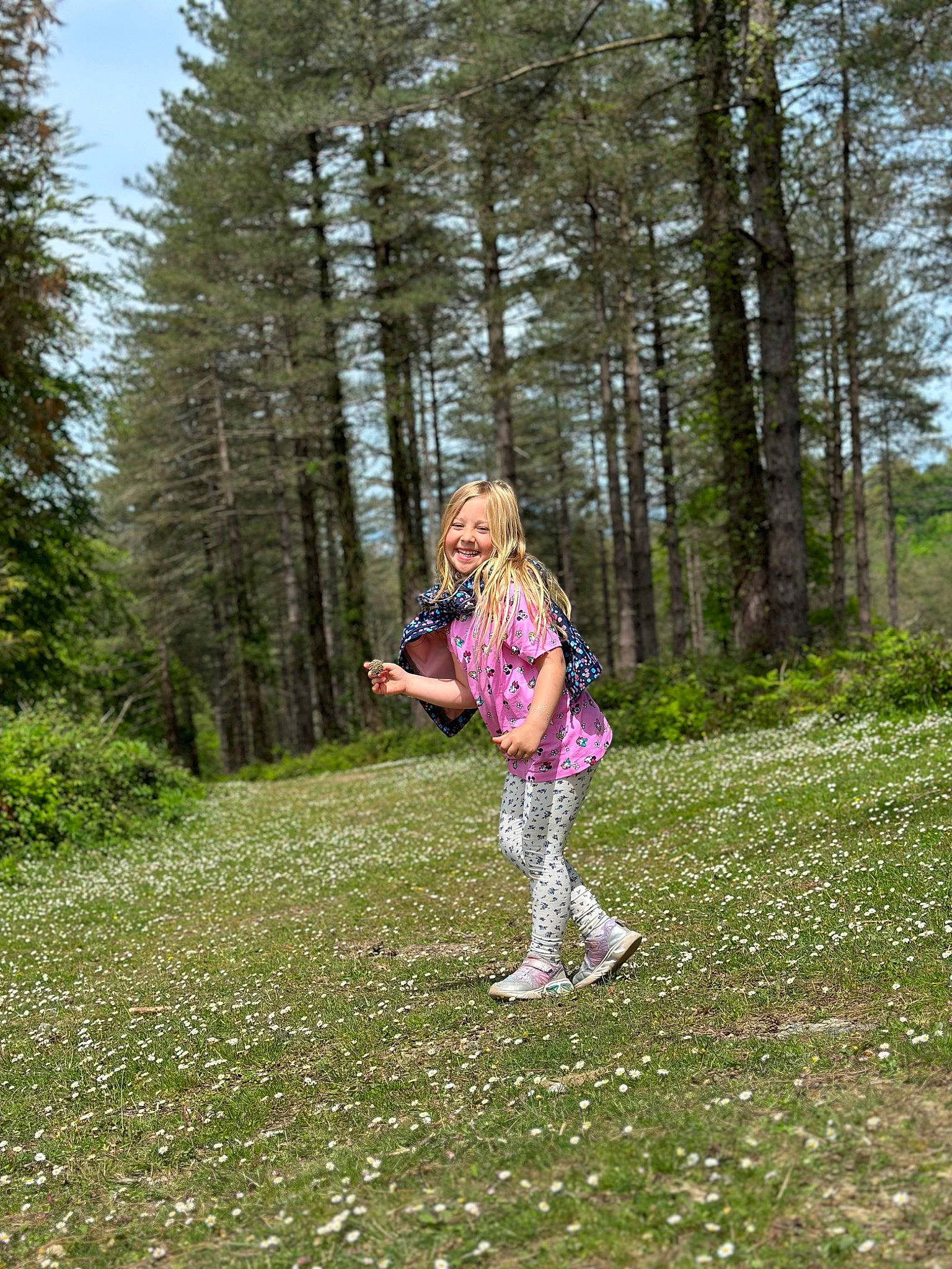 Eleonor a rejoint le concours — aidez-le/la à gagner de superbes lots ! exercise, forest, grass, grassland, happy, joy, knee, landscape, leaf, leisure, meadow, natural_landscape, people_in_nature, person, plant, recreation, running, sky, trail, tree