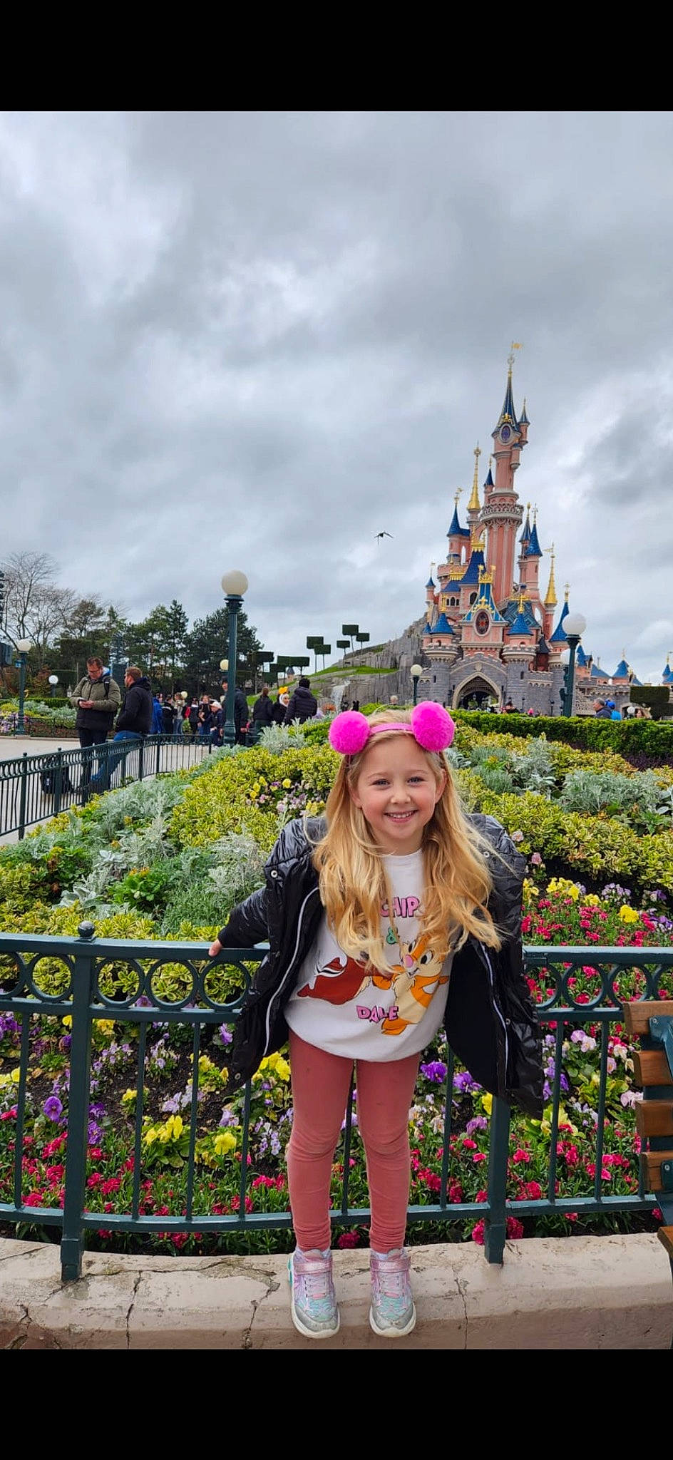 Eleonor participe au concours pour gagner de l'argent avec cette photo : child, city, cloud, event, fence, fun, garden, grass, happy, headwear, joy, leisure, magenta, person, plant, recreation, sky, smile, spire, tourism